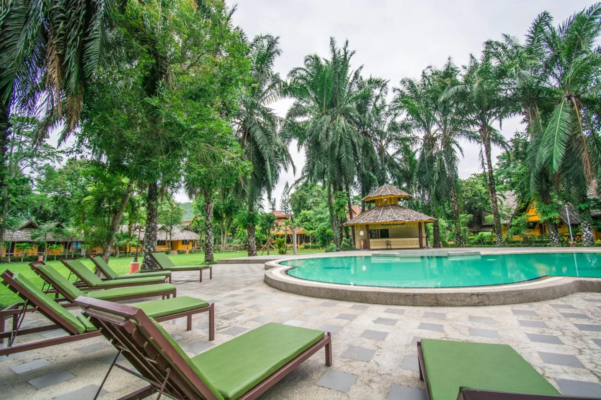 Swimming pool in Hotel Siblanburi Resort