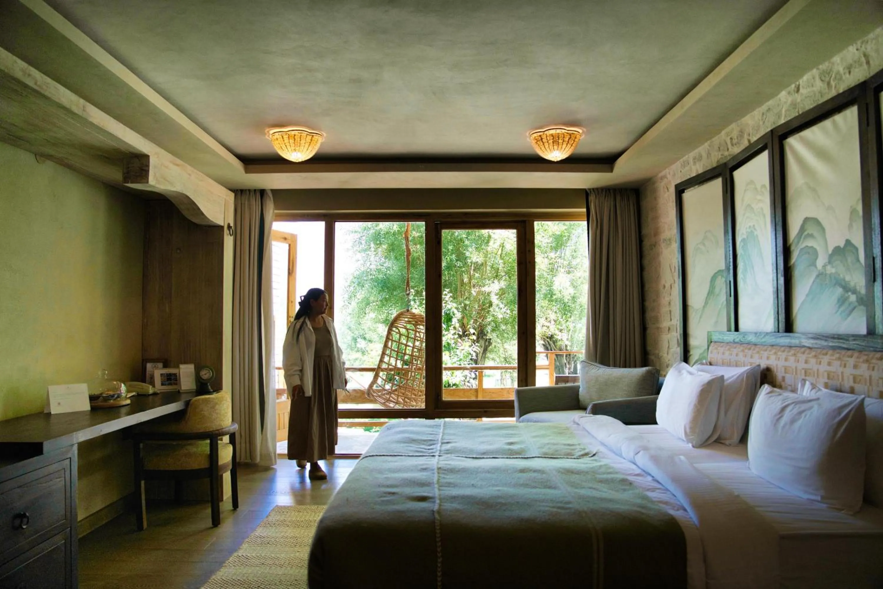 Photo of the whole room, Bed in Stone Hedge Hotel