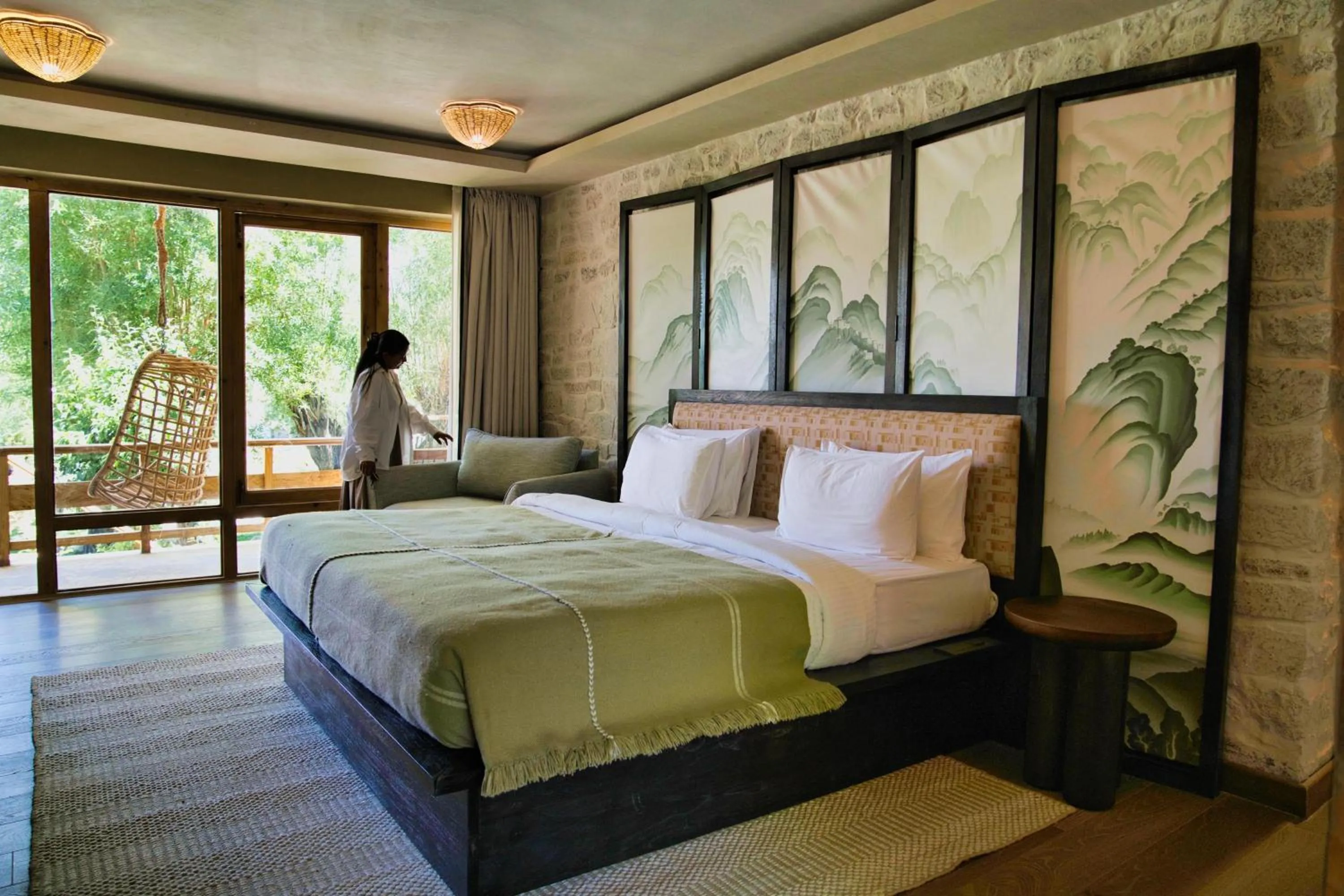 Photo of the whole room, Bed in Stone Hedge Hotel