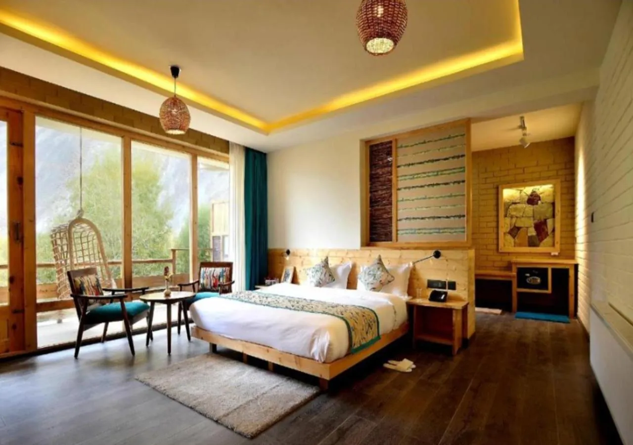 Bedroom, Bed in Stone Hedge Hotel