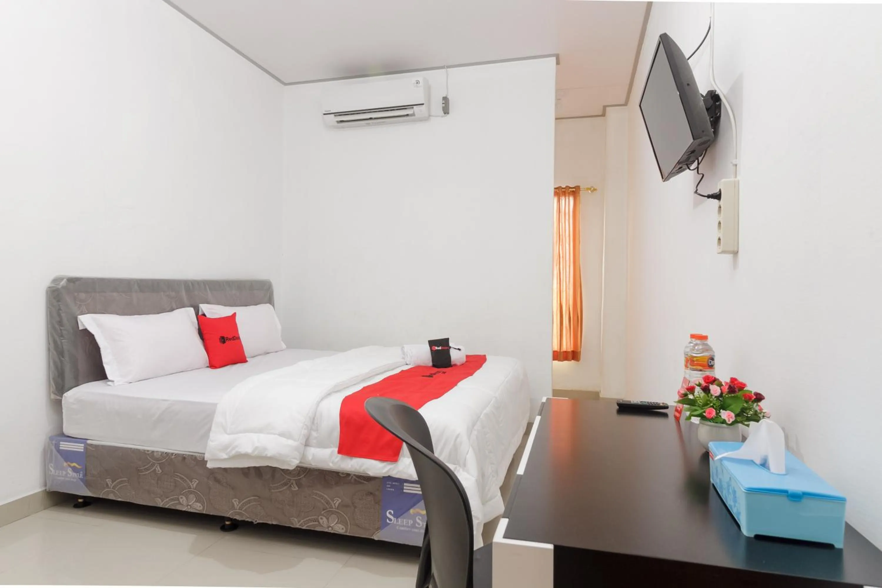 Bedroom, Bed in RedDoorz Syariah near RSU Suaka Insan Banjarmasin