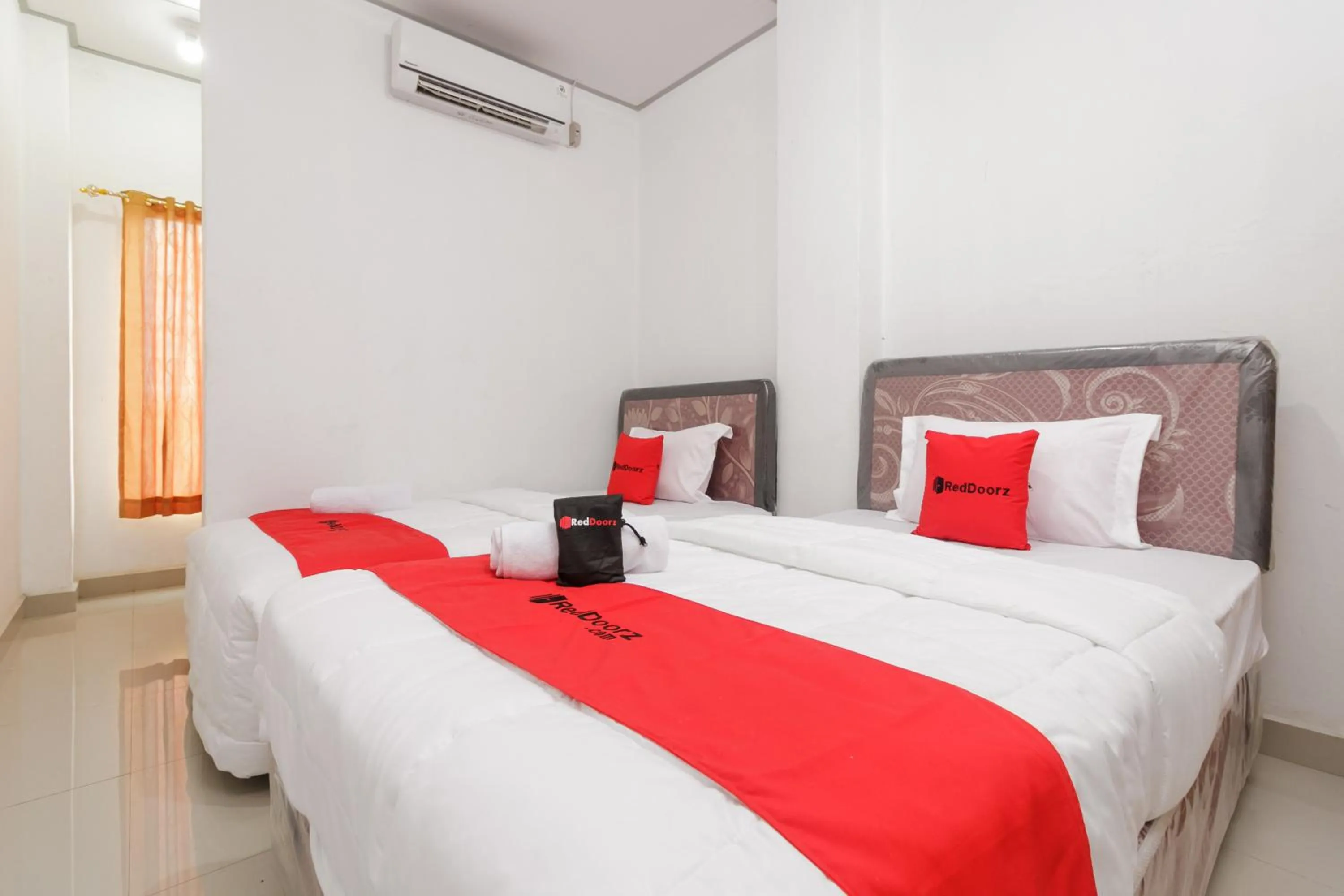 Bedroom, Bed in RedDoorz Syariah near RSU Suaka Insan Banjarmasin