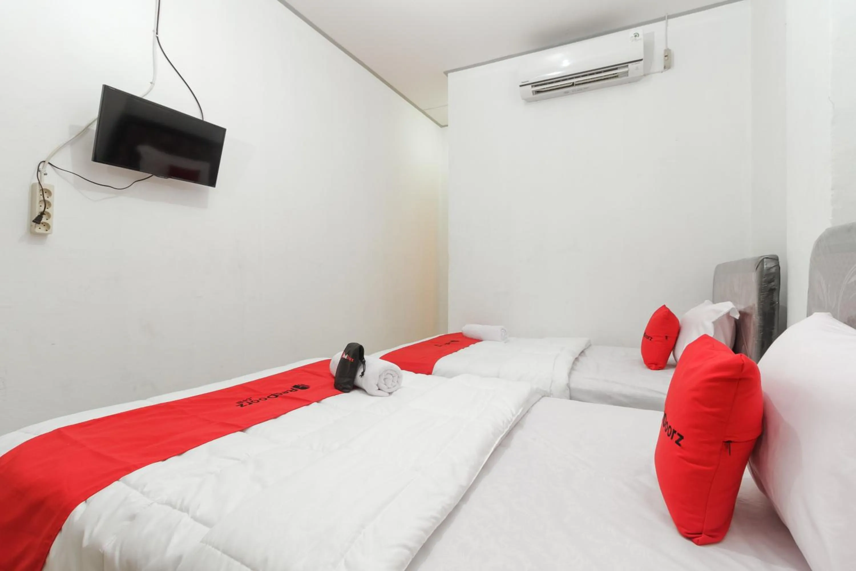 Bedroom, Bed in RedDoorz Syariah near RSU Suaka Insan Banjarmasin