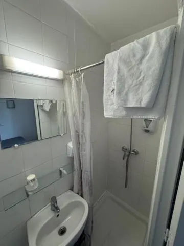 Shower in Hotel Chevallier