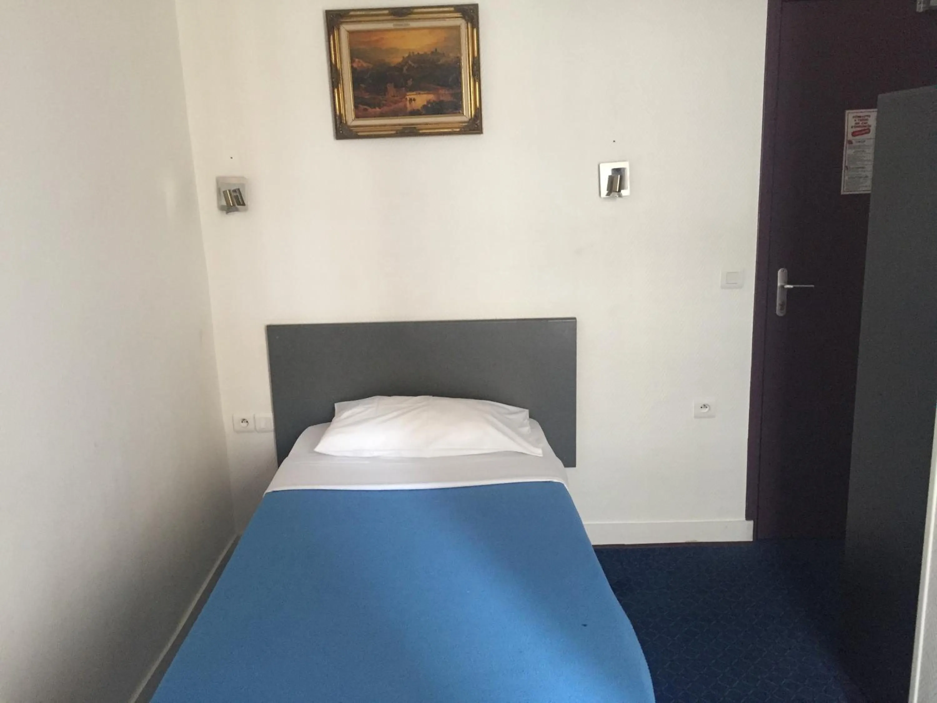 Bedroom, Bed in Hotel Chevallier