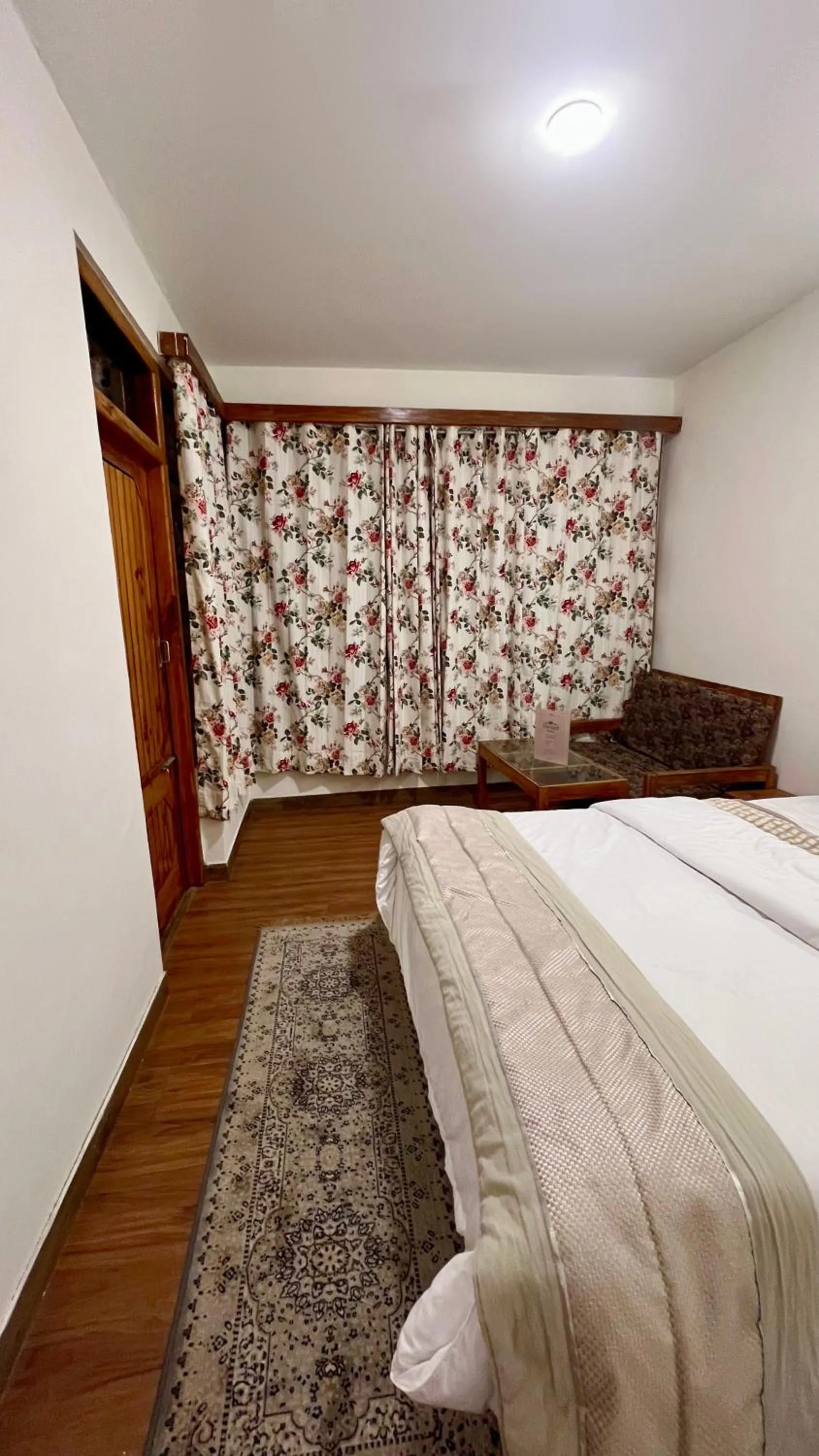 Bed in Tourist Hotel 10 minutes walking distance from the mall