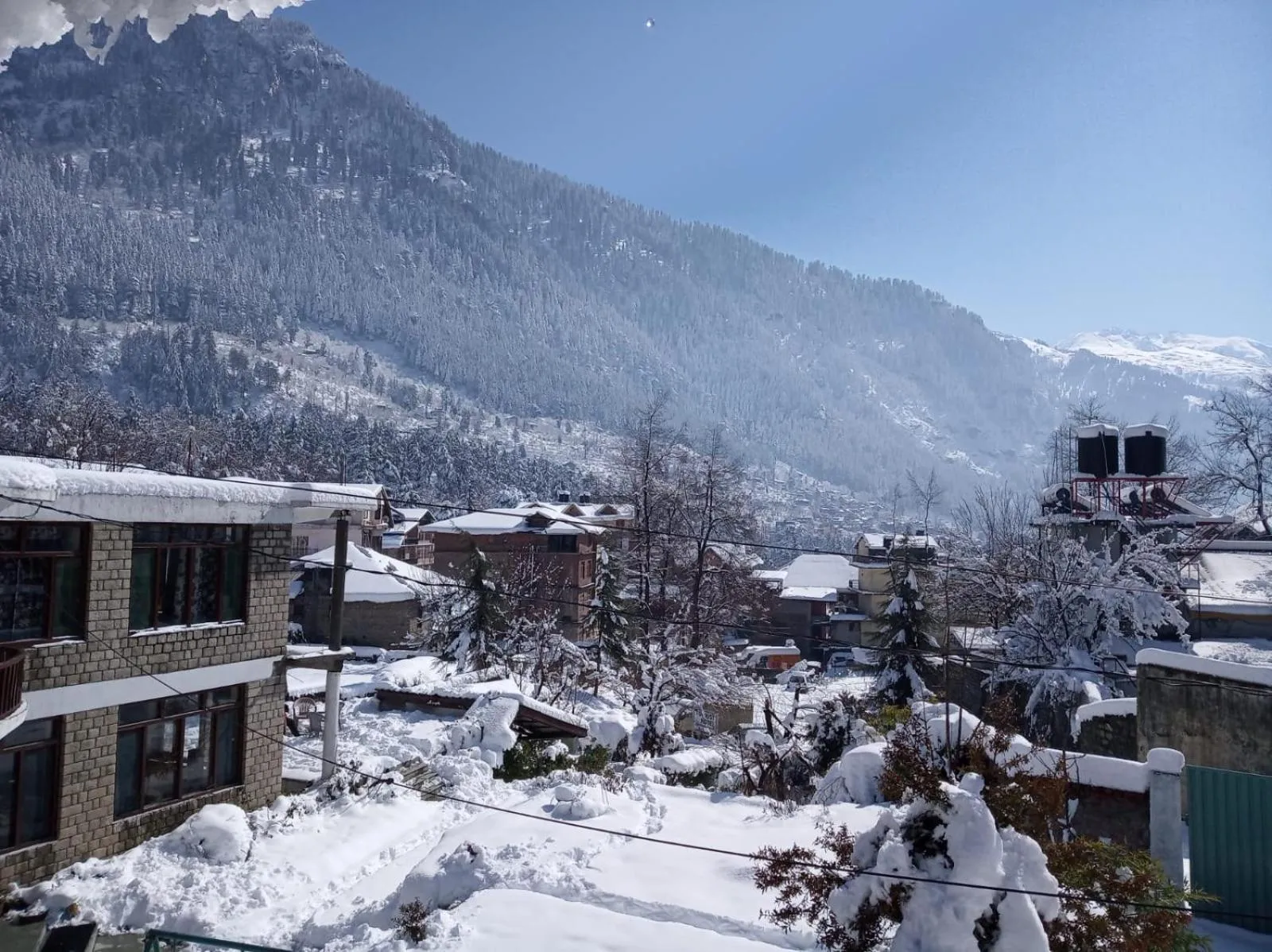 Winter in Tourist Hotel 10 minutes walking distance from the mall