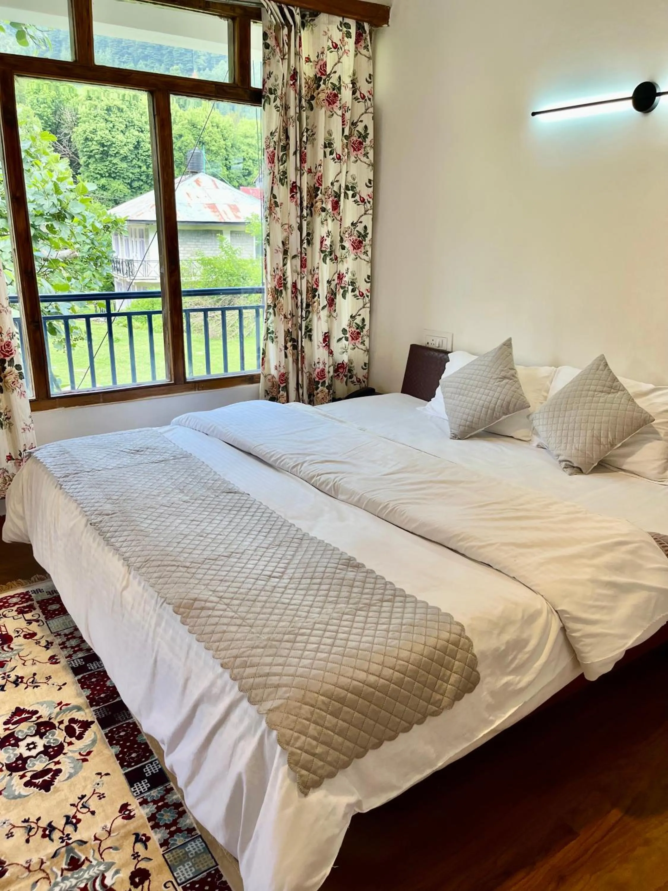 Bed in Tourist Hotel 10 minutes walking distance from the mall