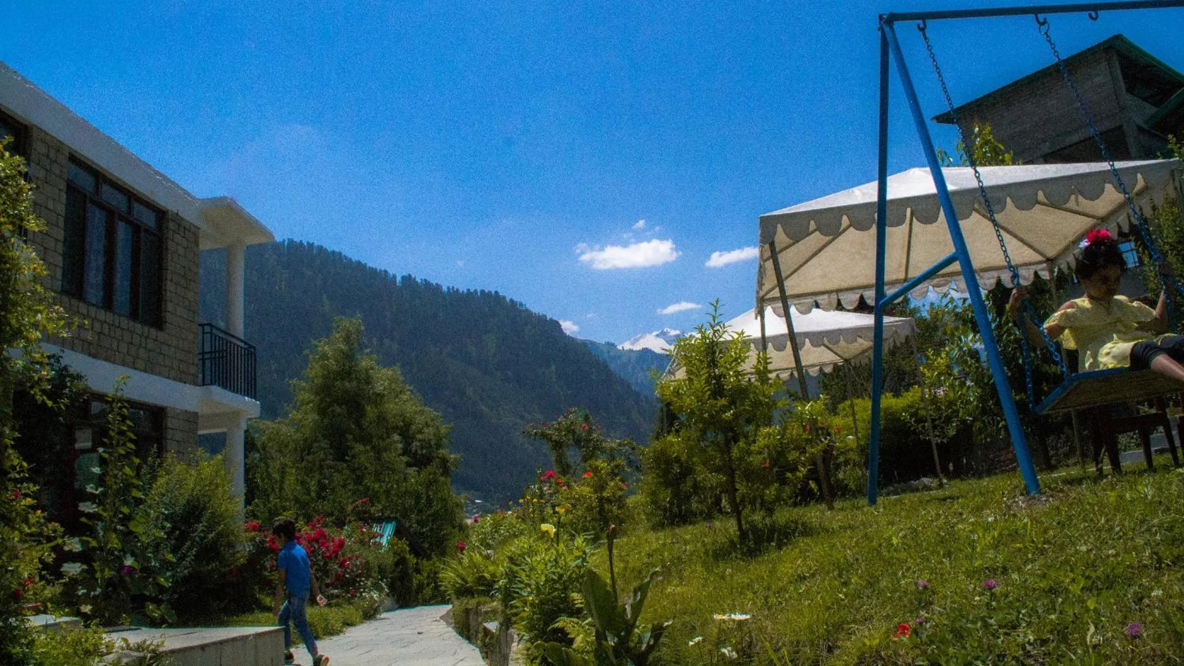 Summer in Tourist Hotel 10 minutes walking distance from the mall