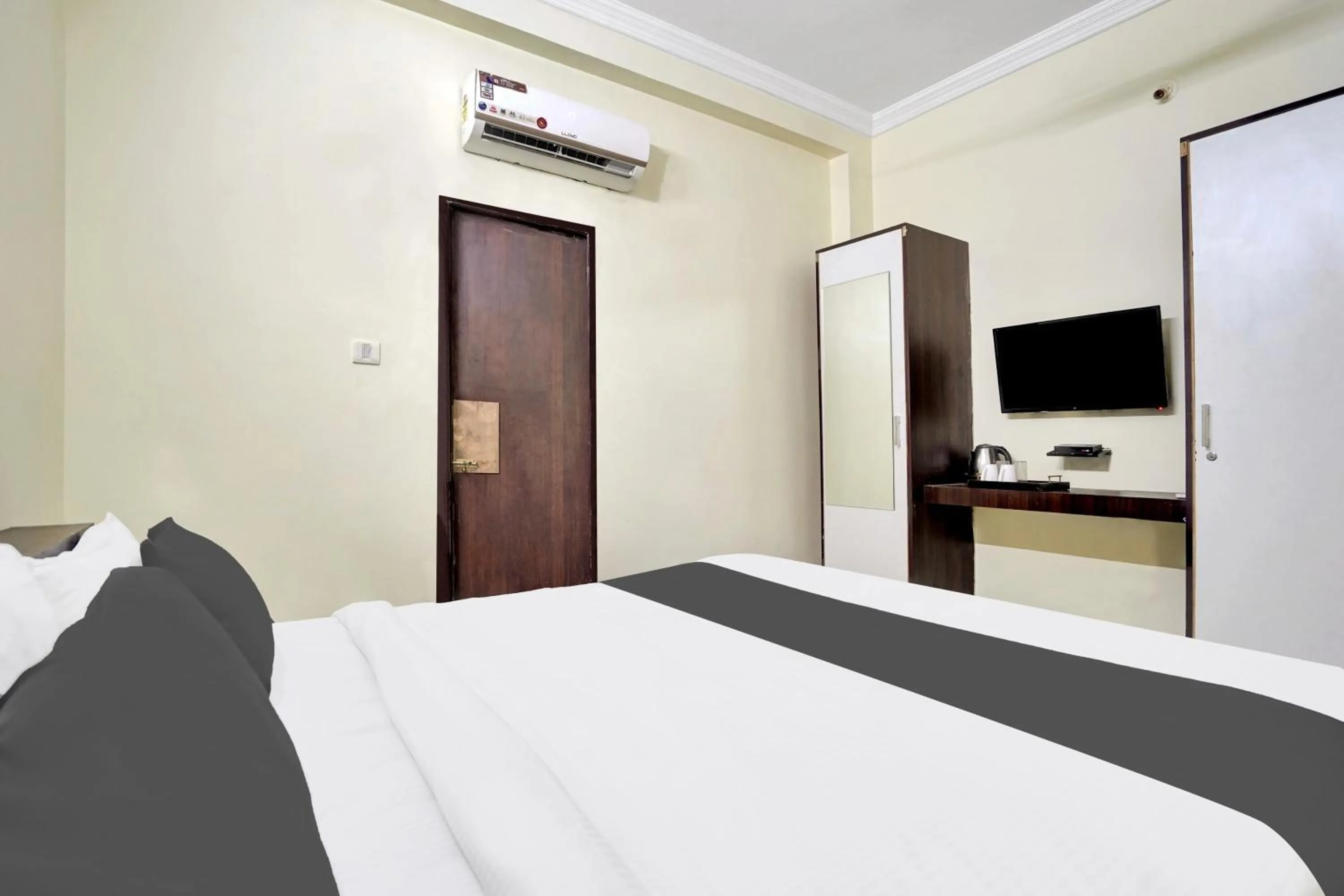 Bedroom, Bed in Super Hotel O Mani Bhai Patel