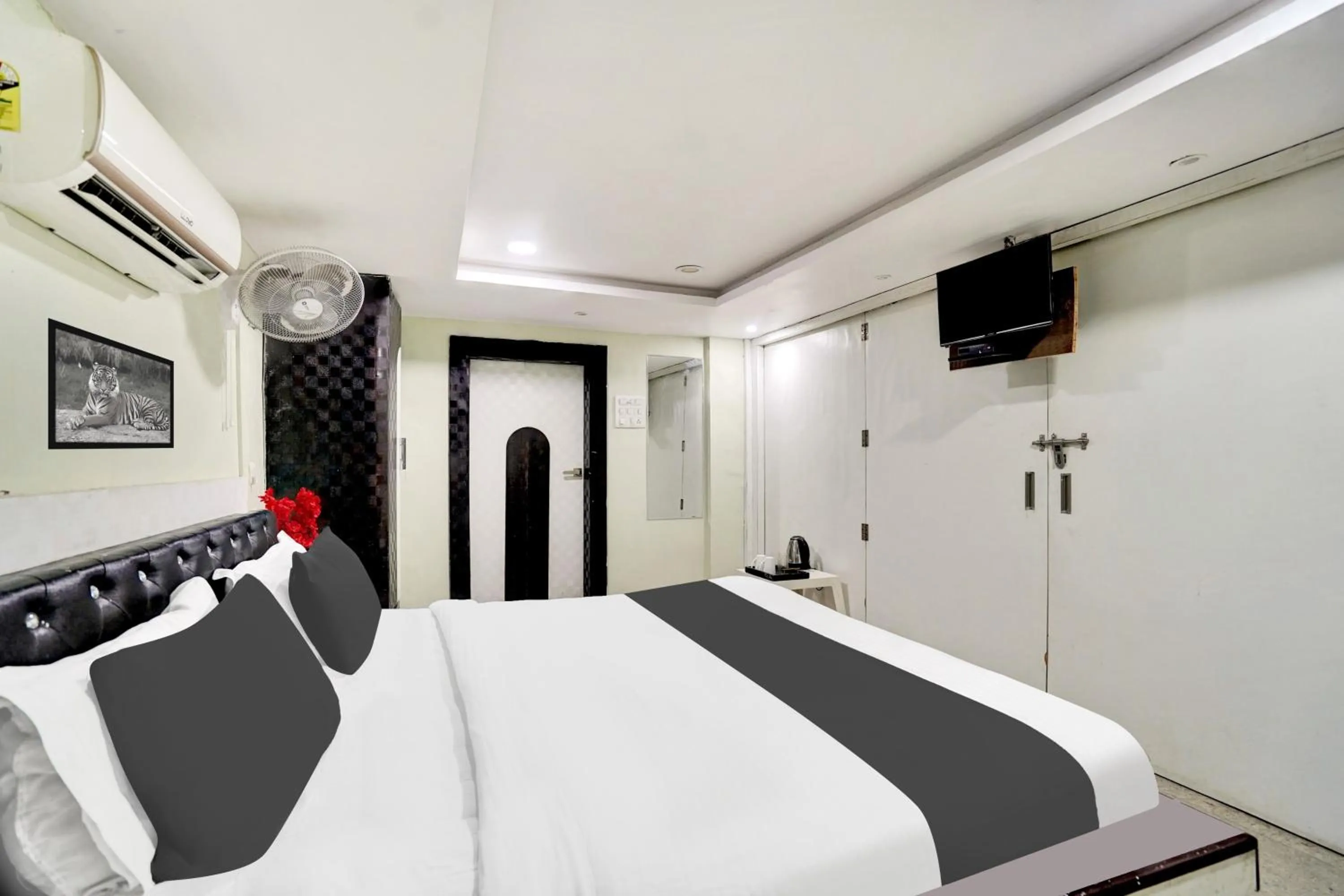 Bedroom, Bed in Super Hotel O Mani Bhai Patel