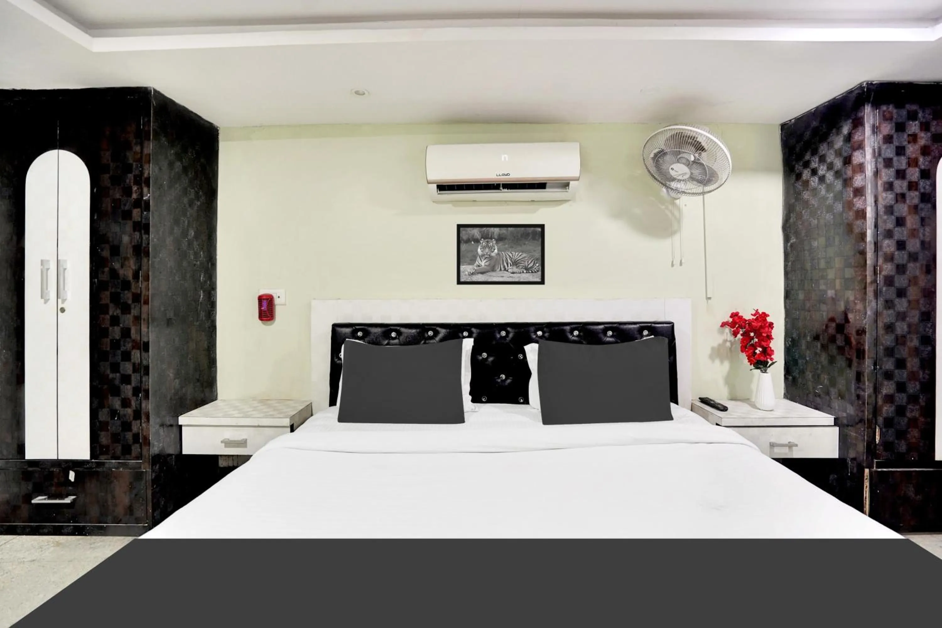 Bedroom, Bed in Super Hotel O Mani Bhai Patel