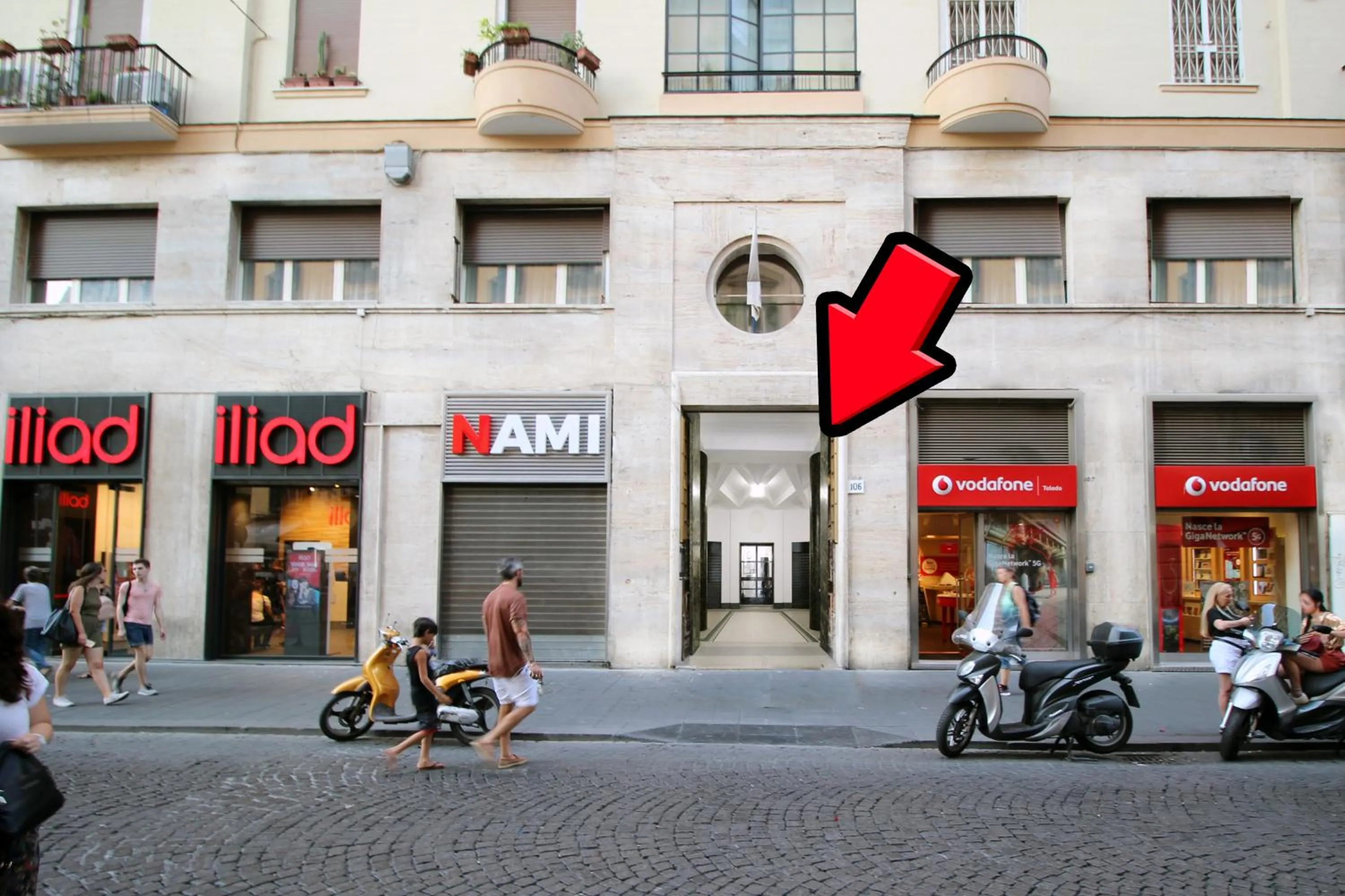 Facade/entrance in Piazza Carità