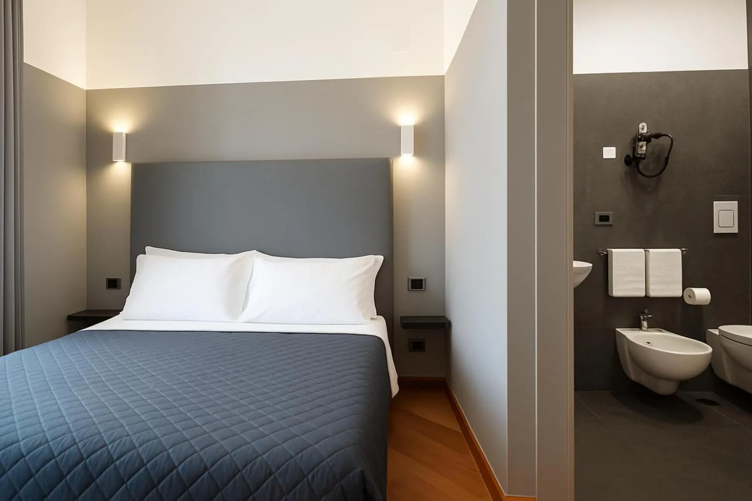 Bathroom, Bed in Piazza Carità