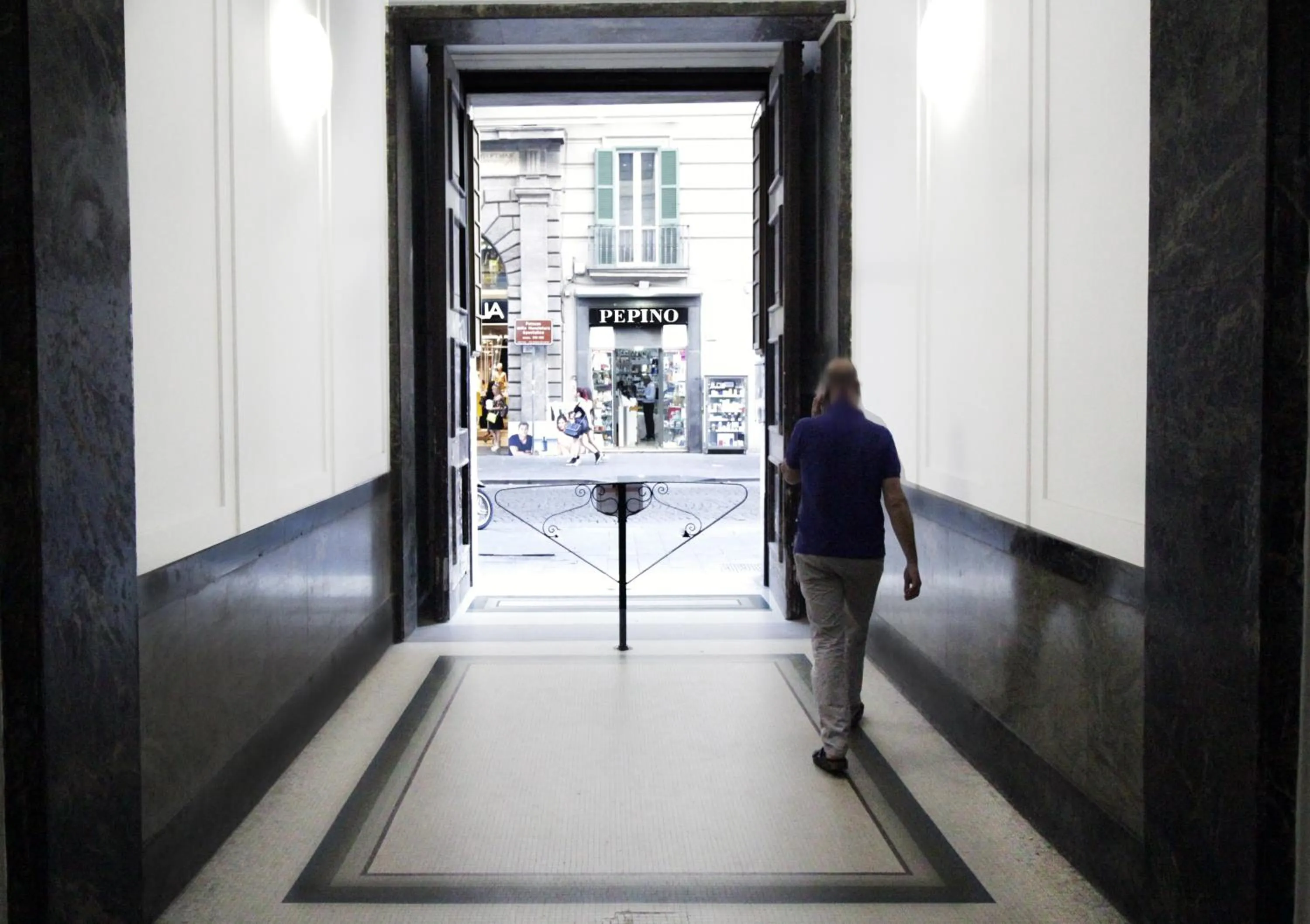 Facade/entrance in Piazza Carità