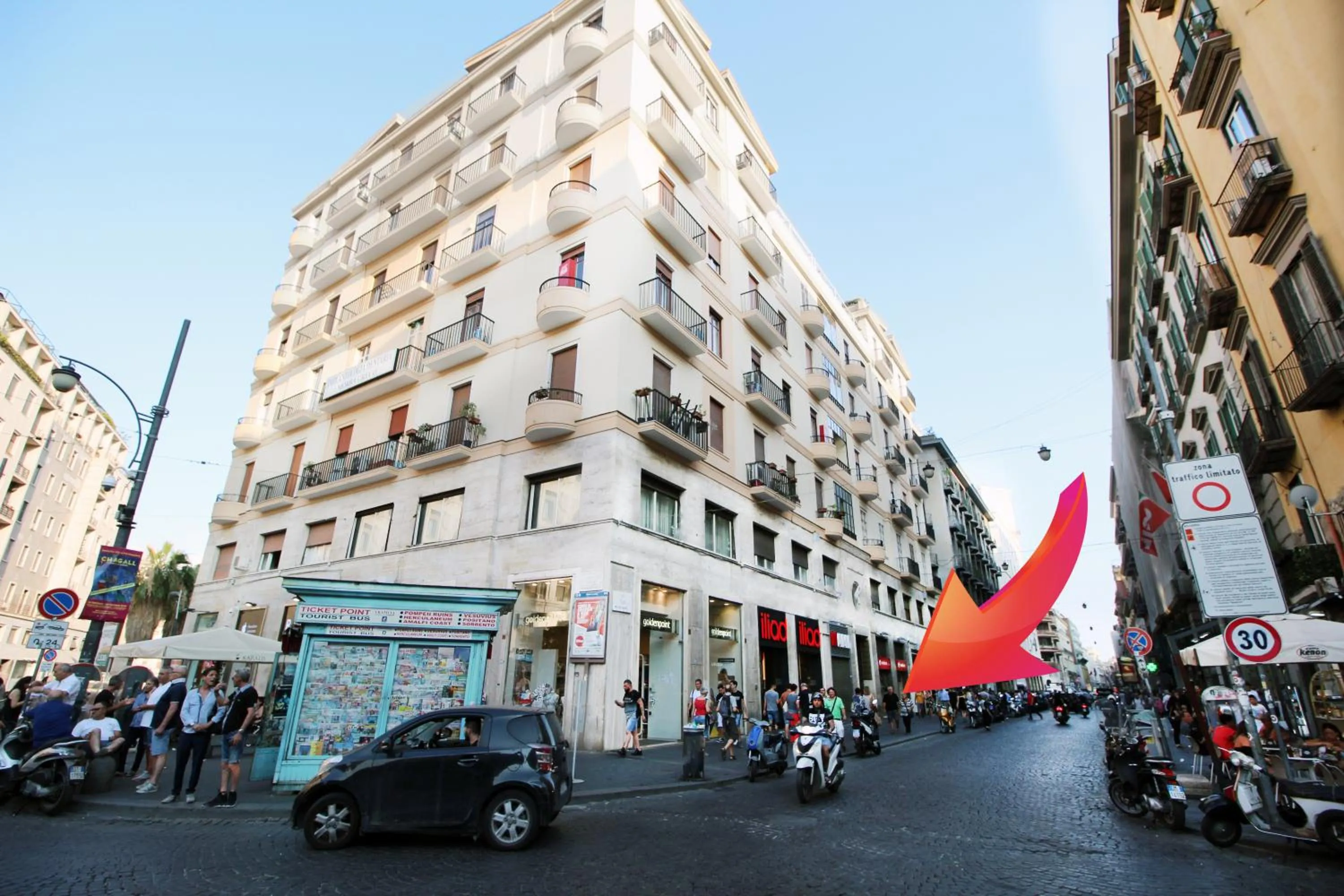 Facade/entrance in Piazza Carità