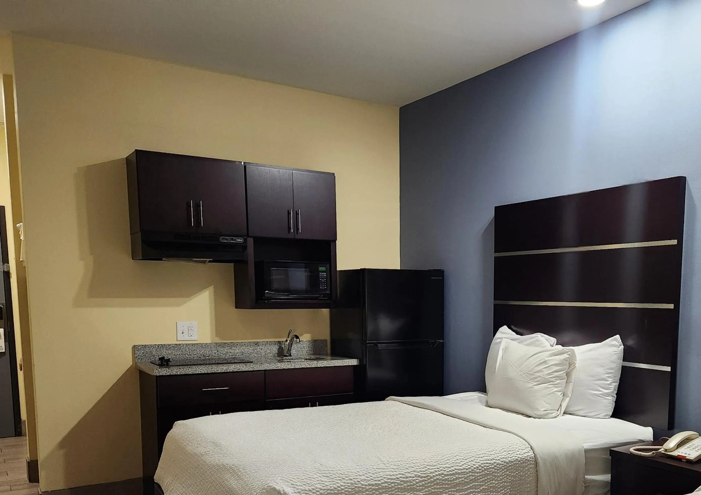 Bedroom, Bed in Days Inn by Wyndham Baton Rouge Airport
