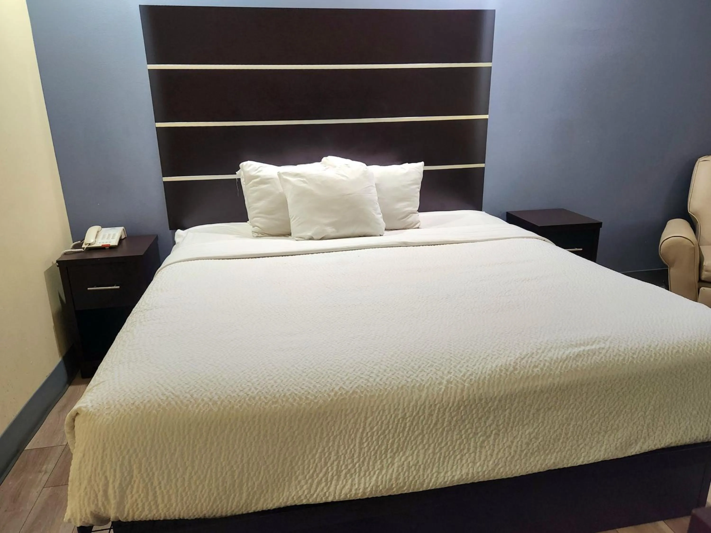 Bedroom, Bed in Days Inn by Wyndham Baton Rouge Airport