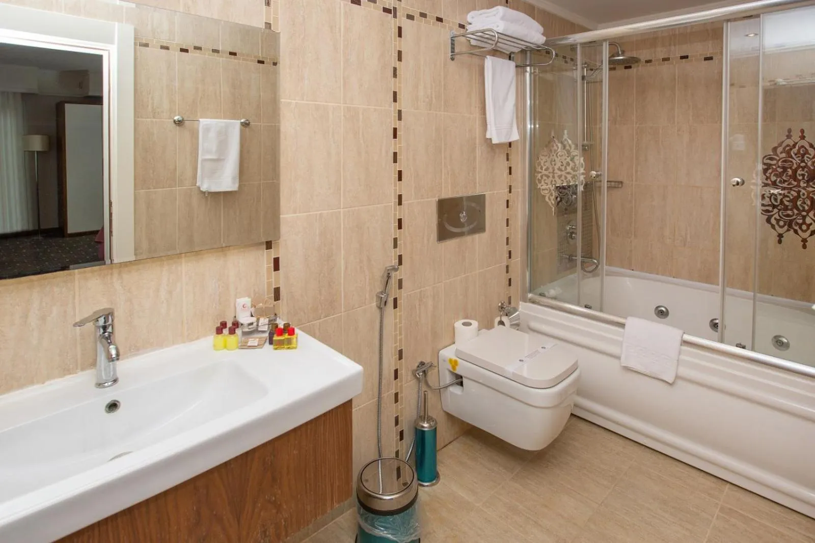 Bathroom in Jolnar garden hotel