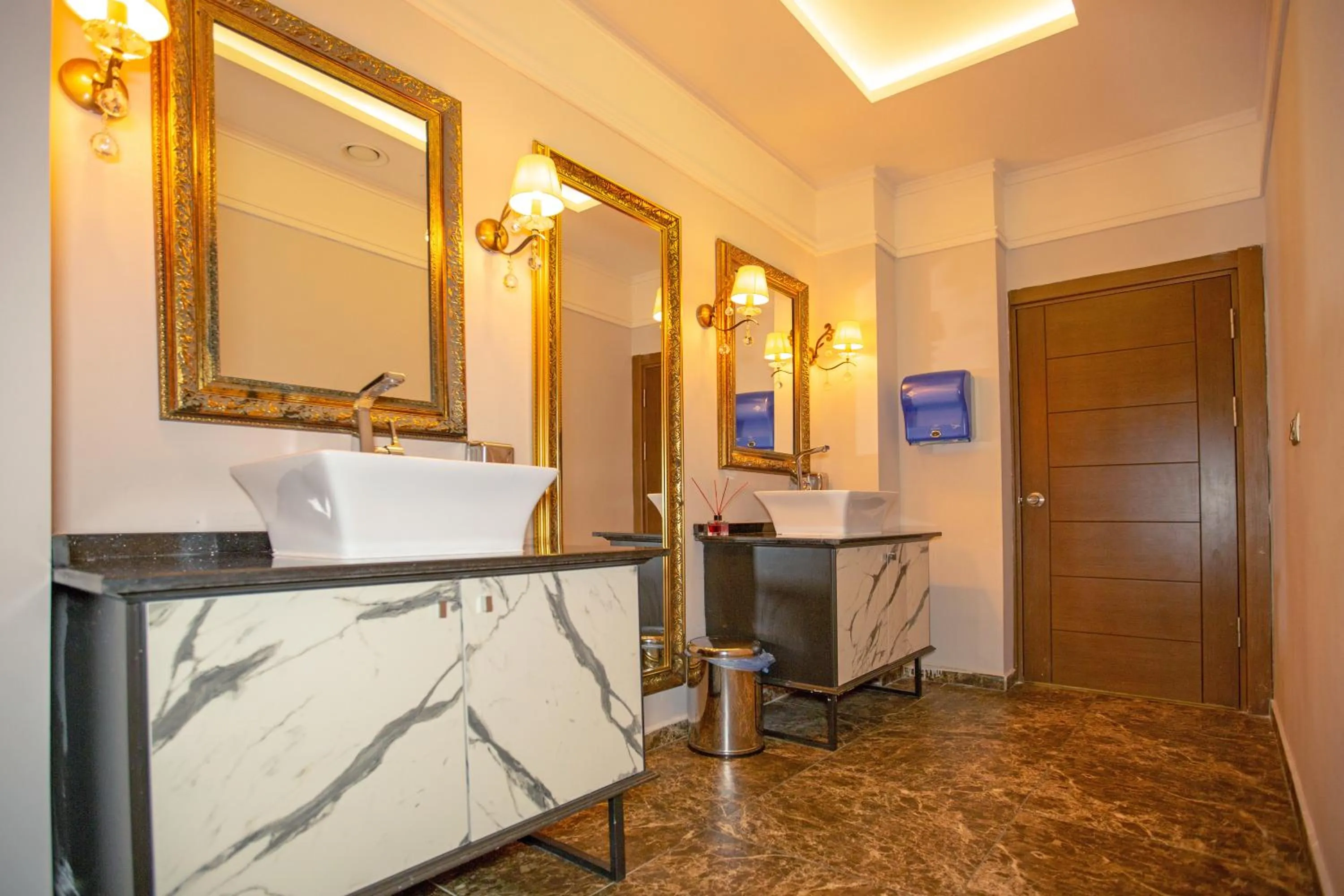 Toilet in Jolnar garden hotel