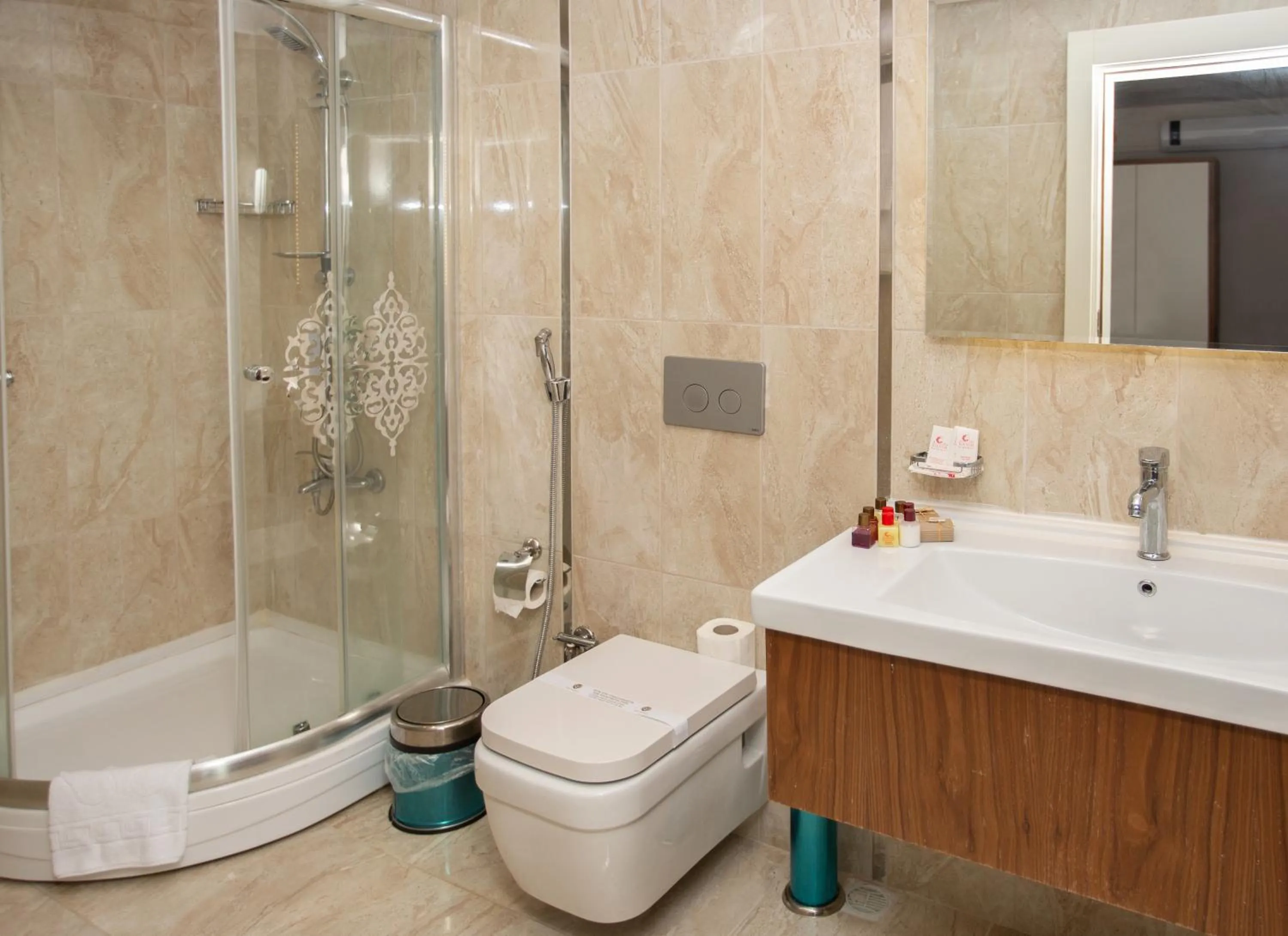 Toilet in Jolnar garden hotel