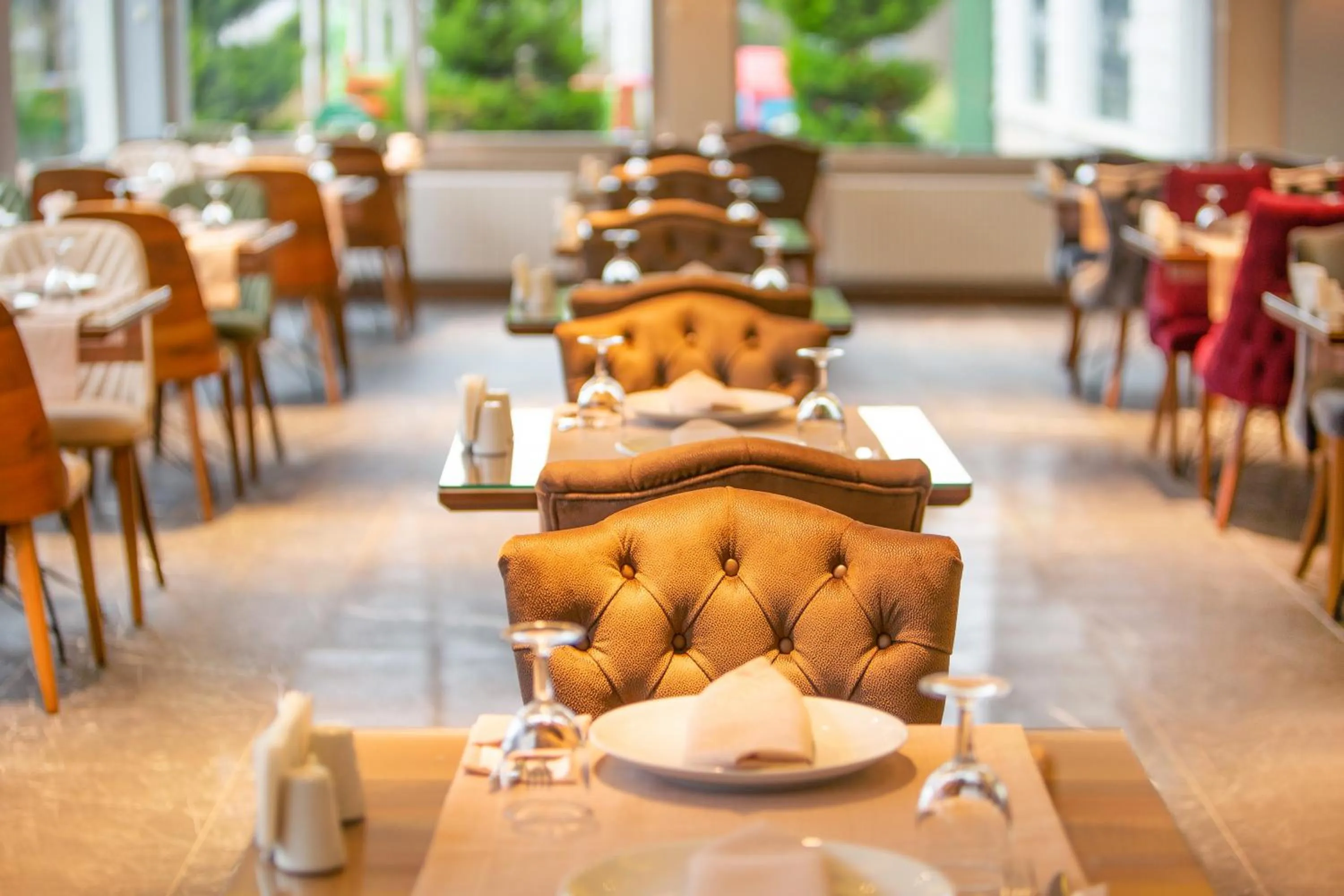 Restaurant/places to eat in Jolnar garden hotel