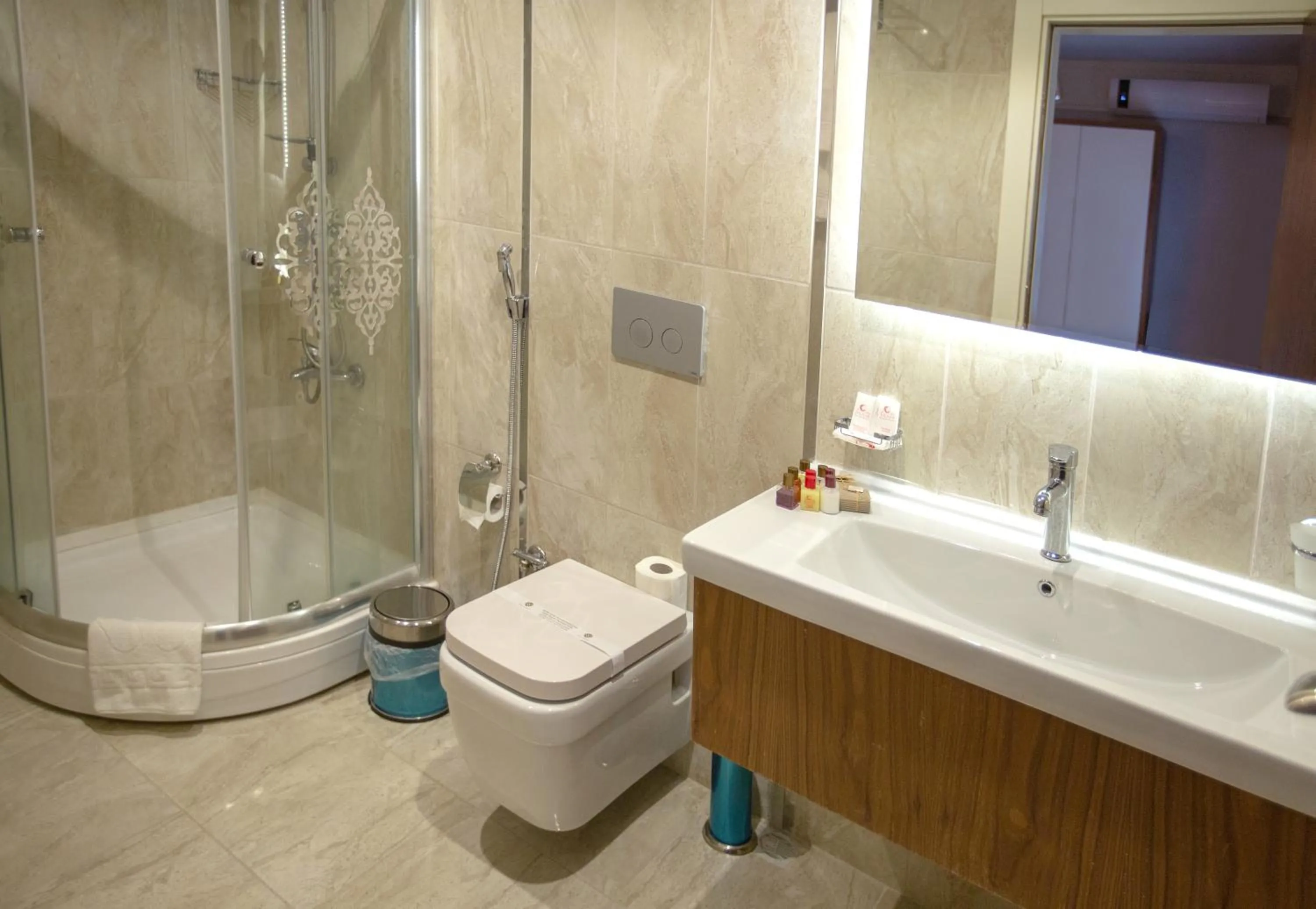 Shower in Jolnar garden hotel