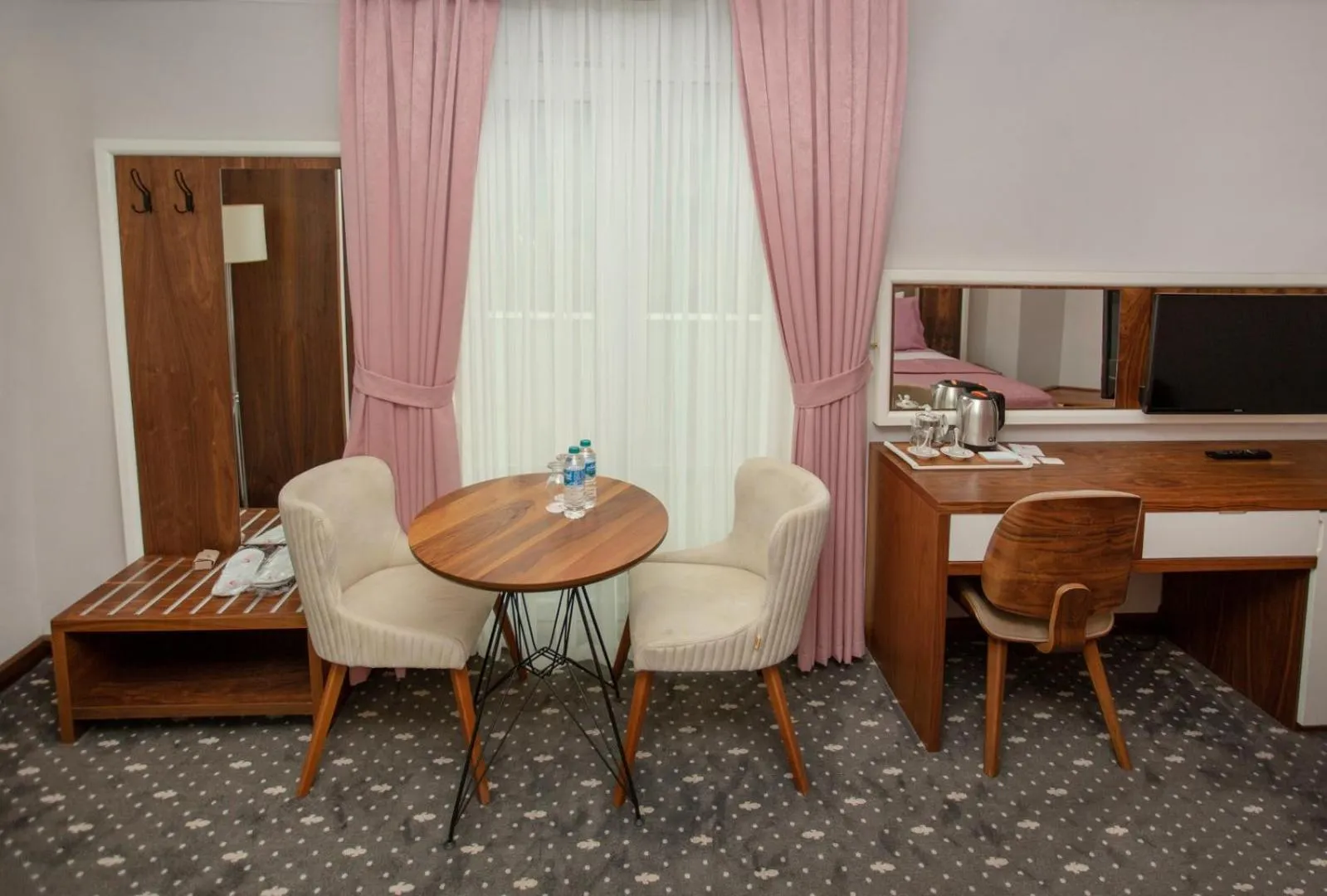 Communal lounge/ TV room in Jolnar garden hotel