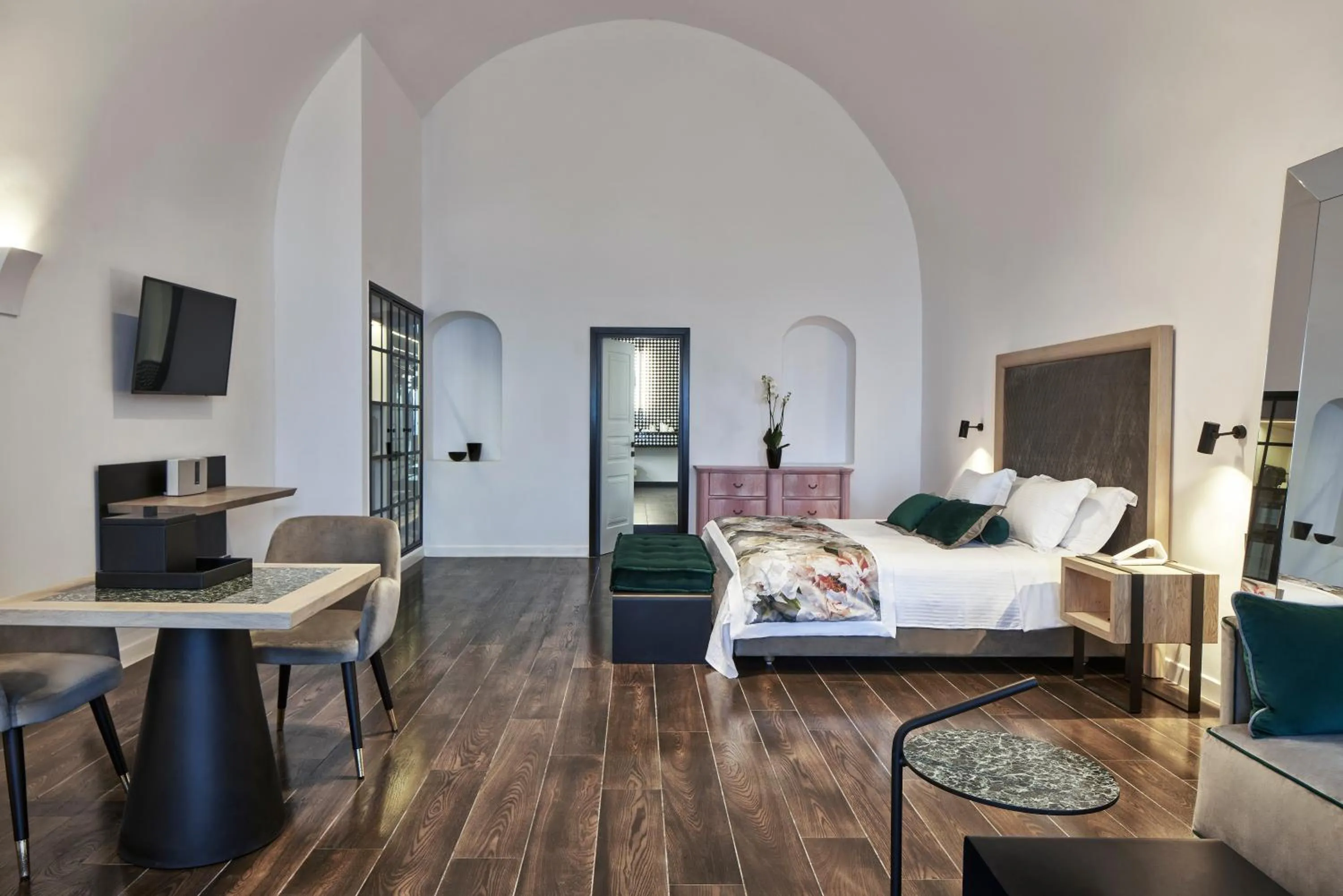 Photo of the whole room, Bed in Katikies Garden Santorini - The Leading Hotels Of The World