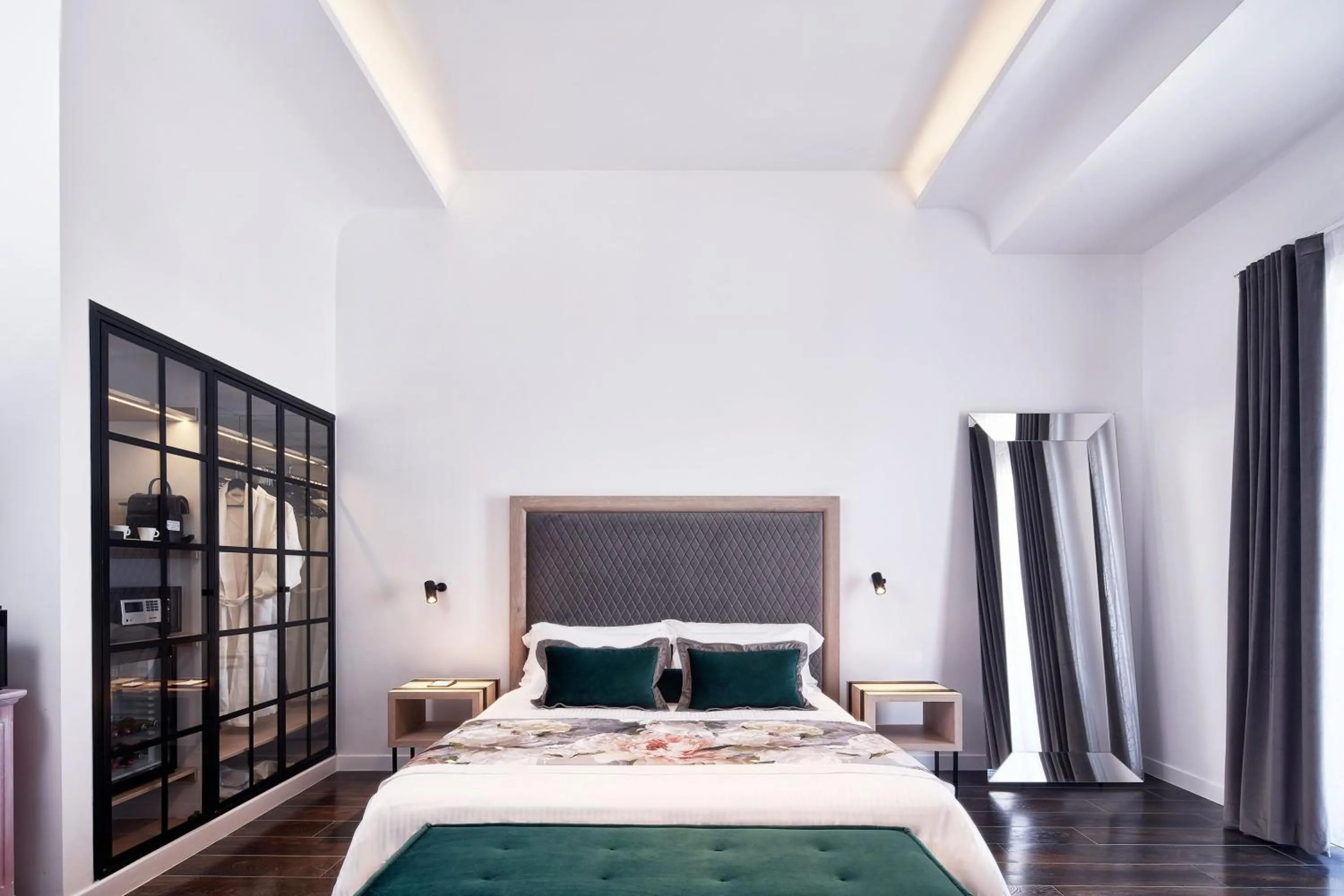 Bed in Katikies Garden Santorini - The Leading Hotels Of The World