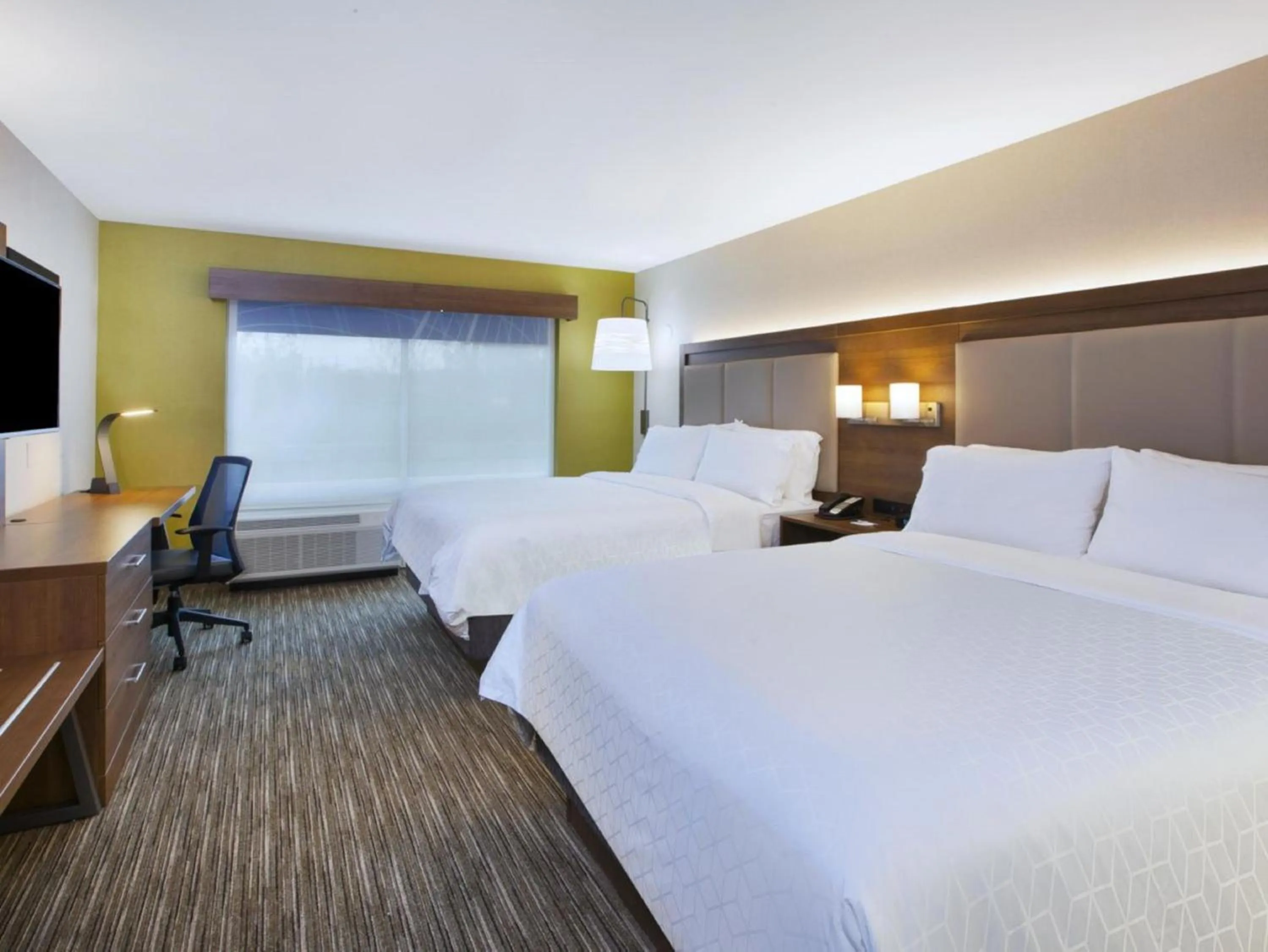 Bed in Holiday Inn Express & Suites - Brighton by IHG
