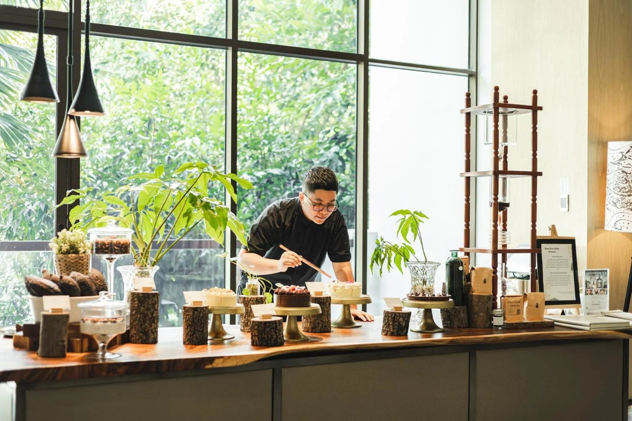 Lounge or bar in InterContinental Phuket Resort by IHG