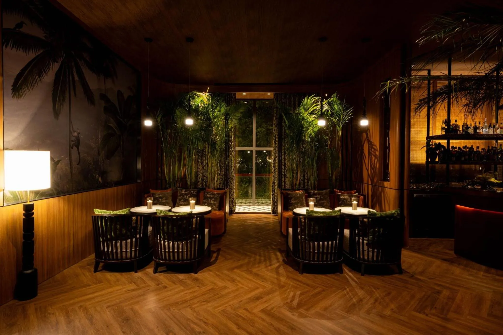 Lounge or bar in InterContinental Phuket Resort by IHG