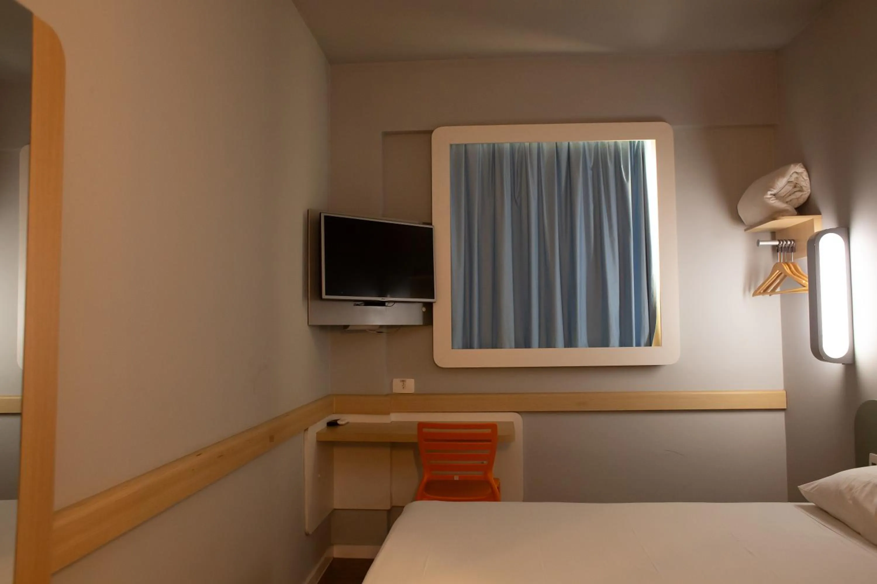 Communal lounge/ TV room, Bed in ibis budget Parauapebas