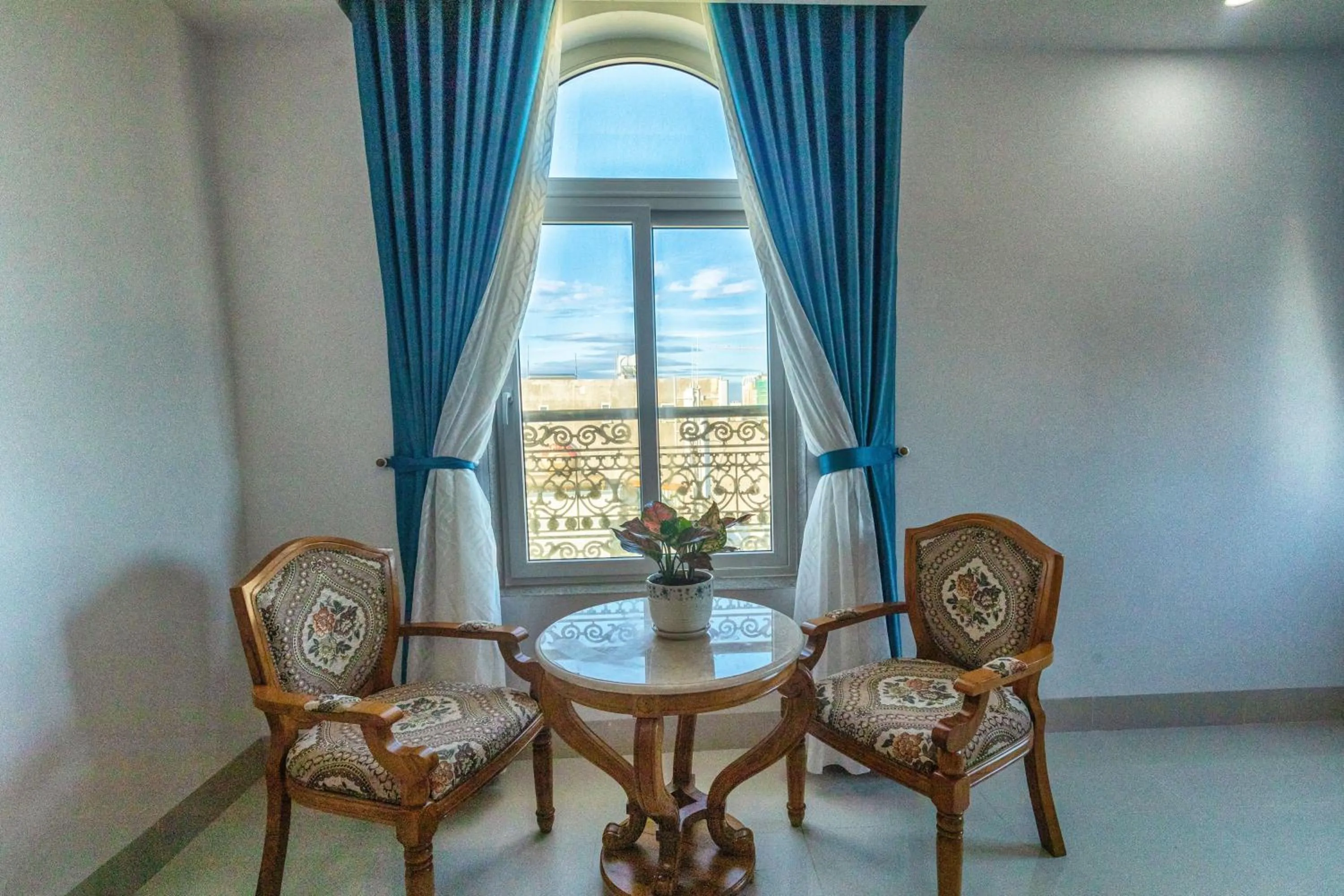 Photo of the whole room in La Castle