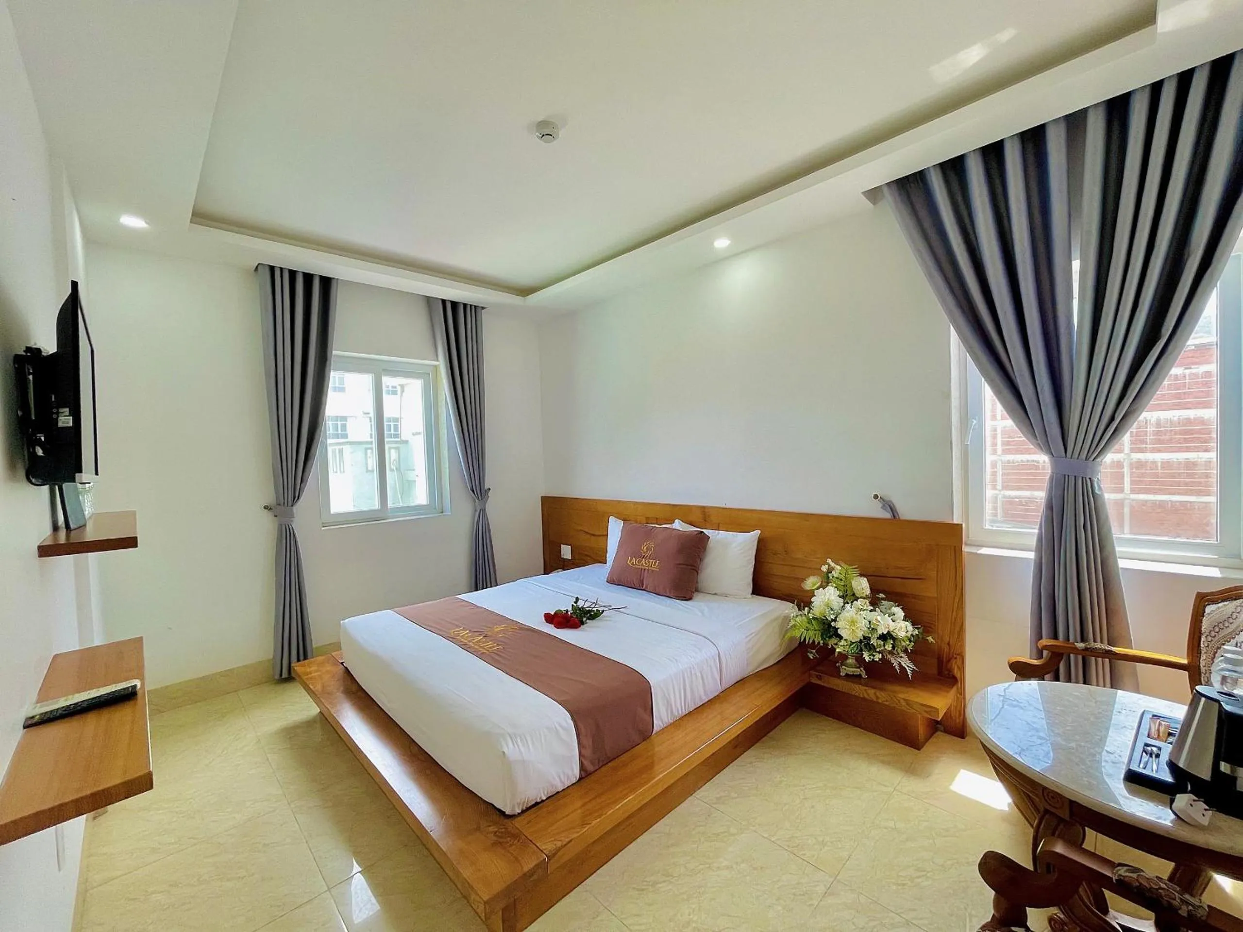 Photo of the whole room, Bed in La Castle