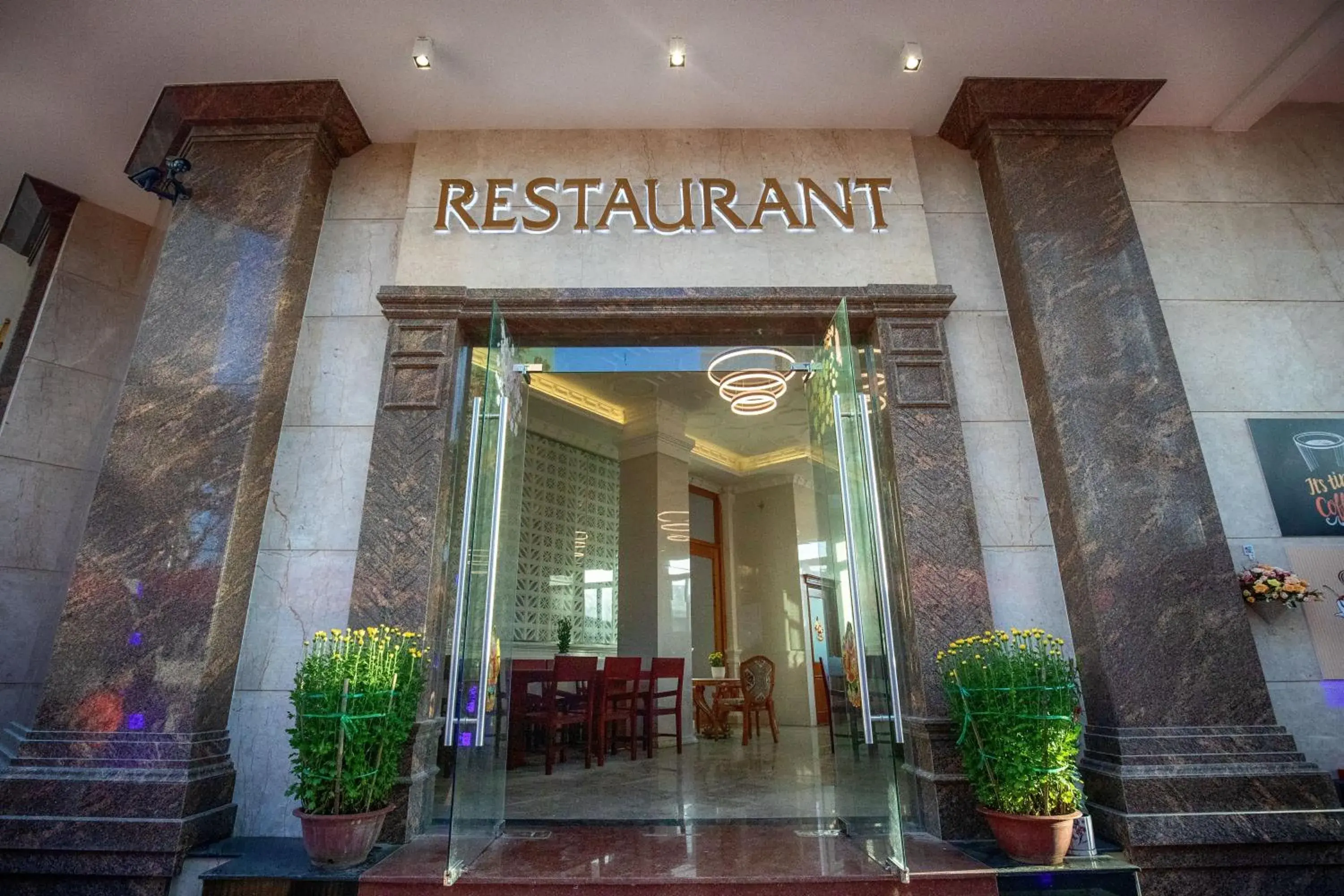 Restaurant/places to eat in La Castle Restaurant/places to eat in La Castle