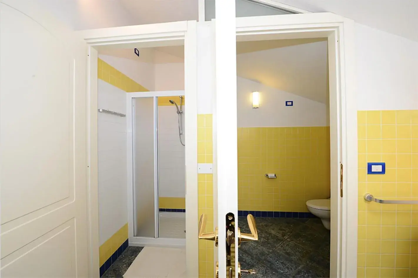 Triple Room with Shared Bathroom in Rosa Tea B&B Triple Room with Shared Bathroom in Rosa Tea B&B