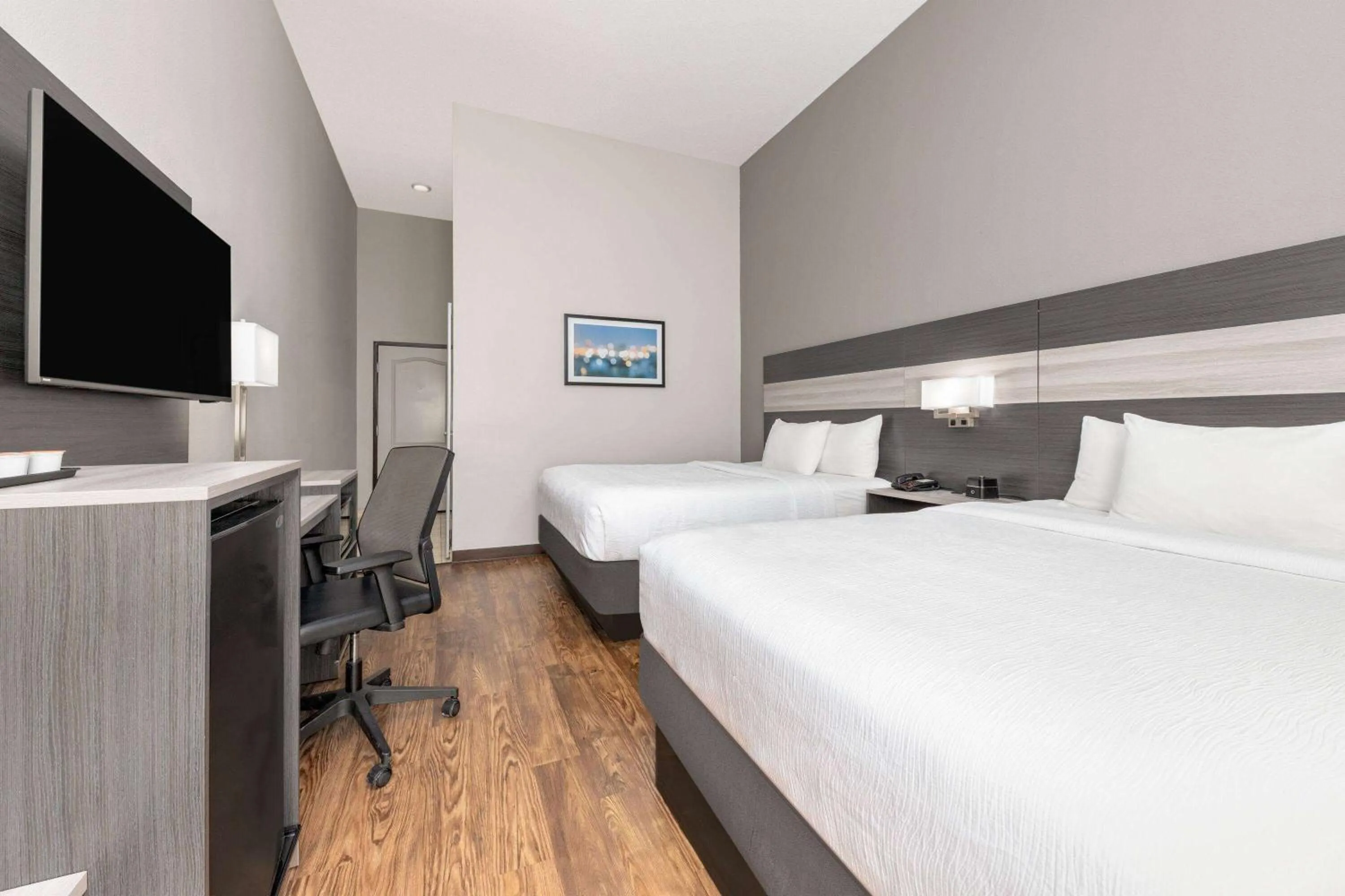 Photo of the whole room, Bed in La Quinta by Wyndham Allen at The Village