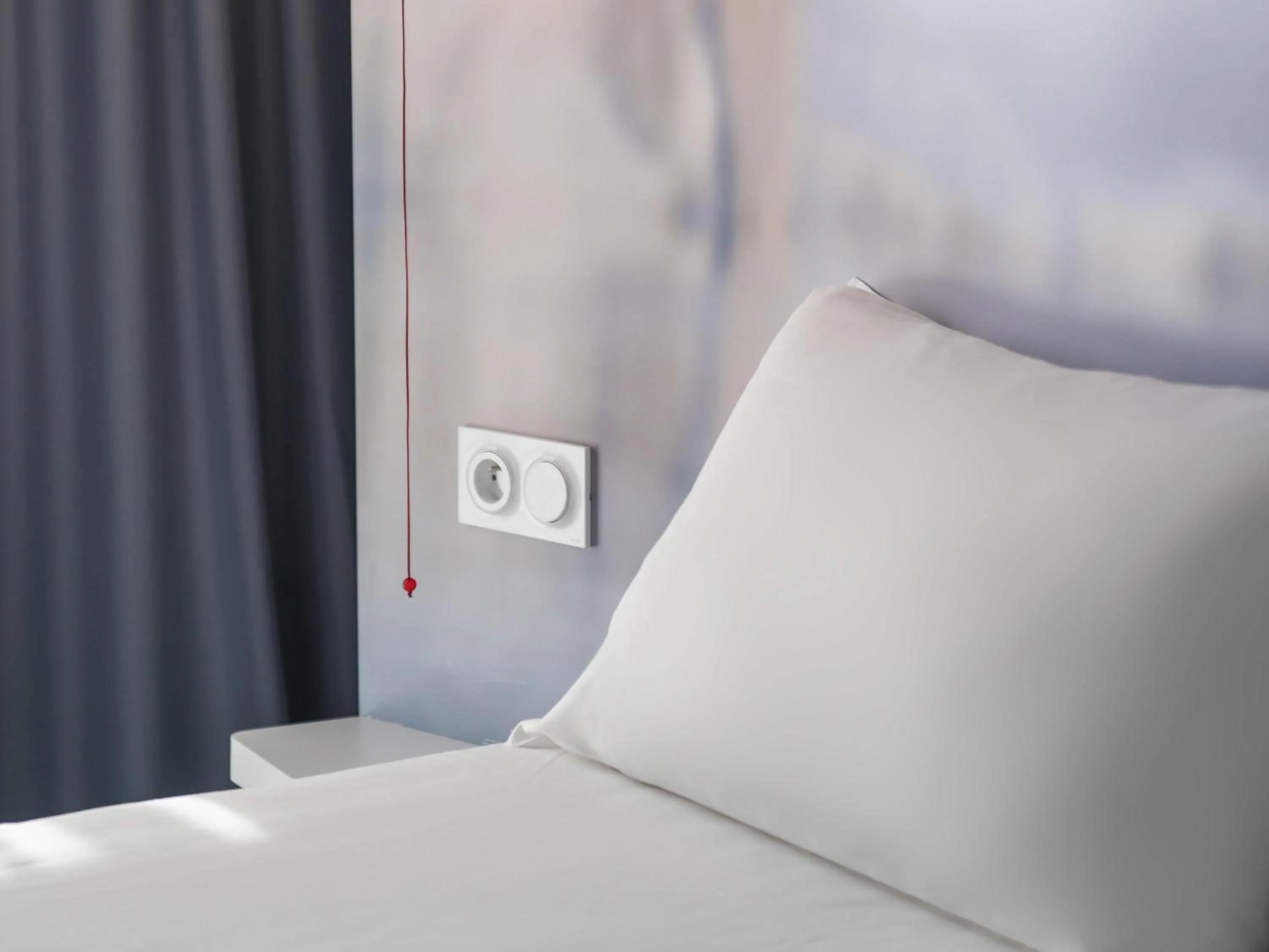 Bedroom, Bed in ibis Styles Toulon Centre Port