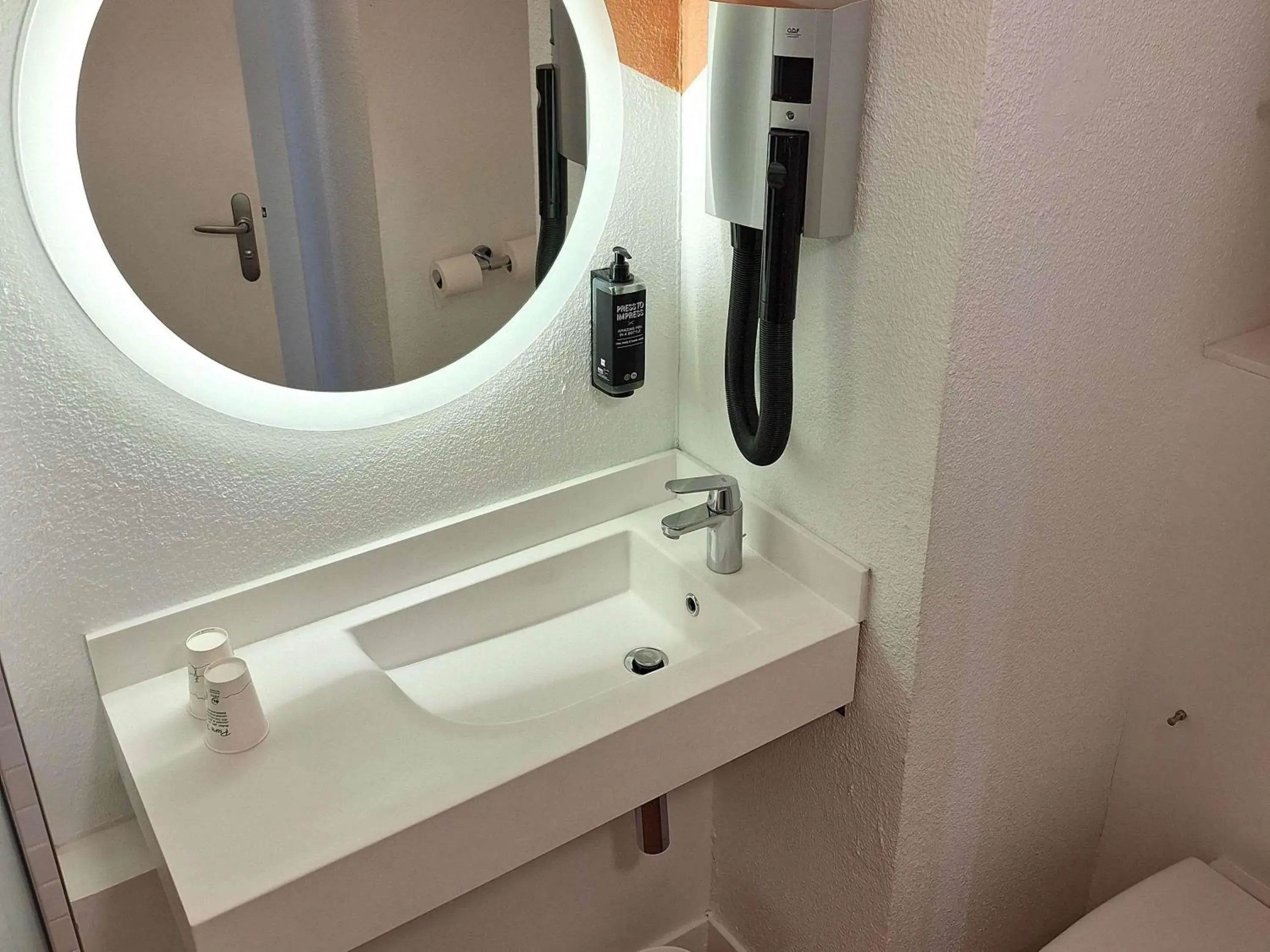 Bedroom in ibis Styles Toulon Centre Port Bedroom in ibis Styles Toulon Centre Port