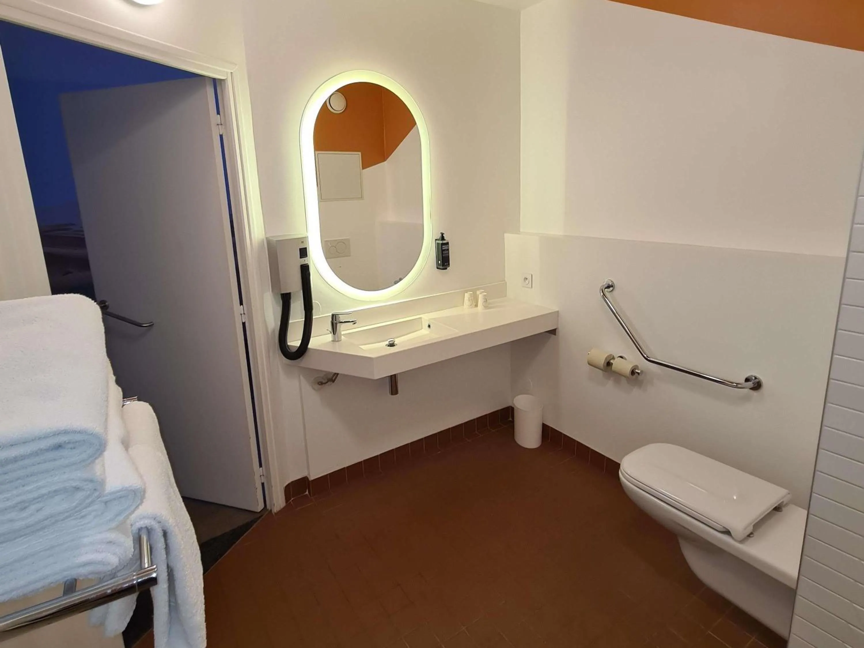 Bedroom in ibis Styles Toulon Centre Port