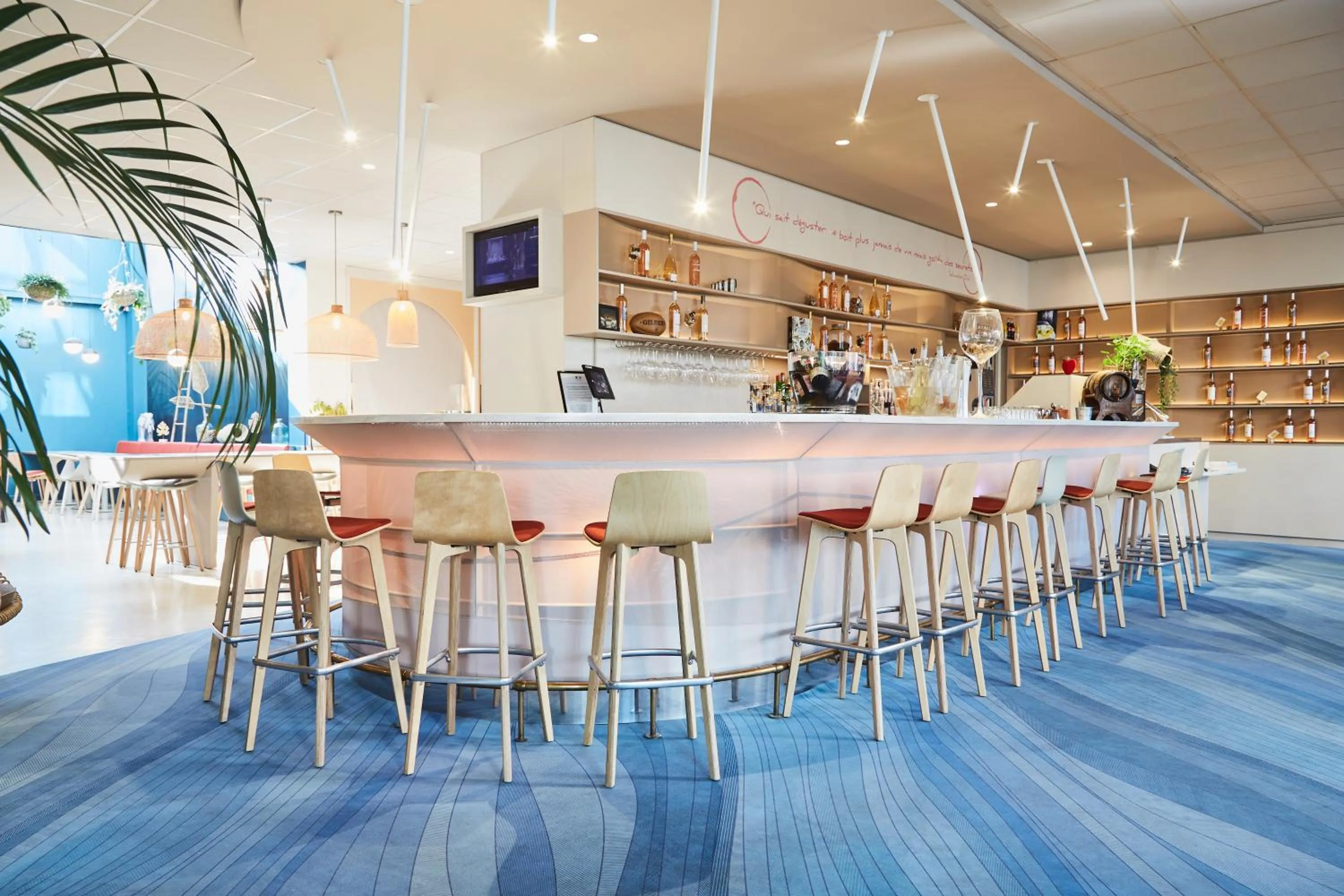 Lounge or bar in ibis Styles Toulon Centre Port