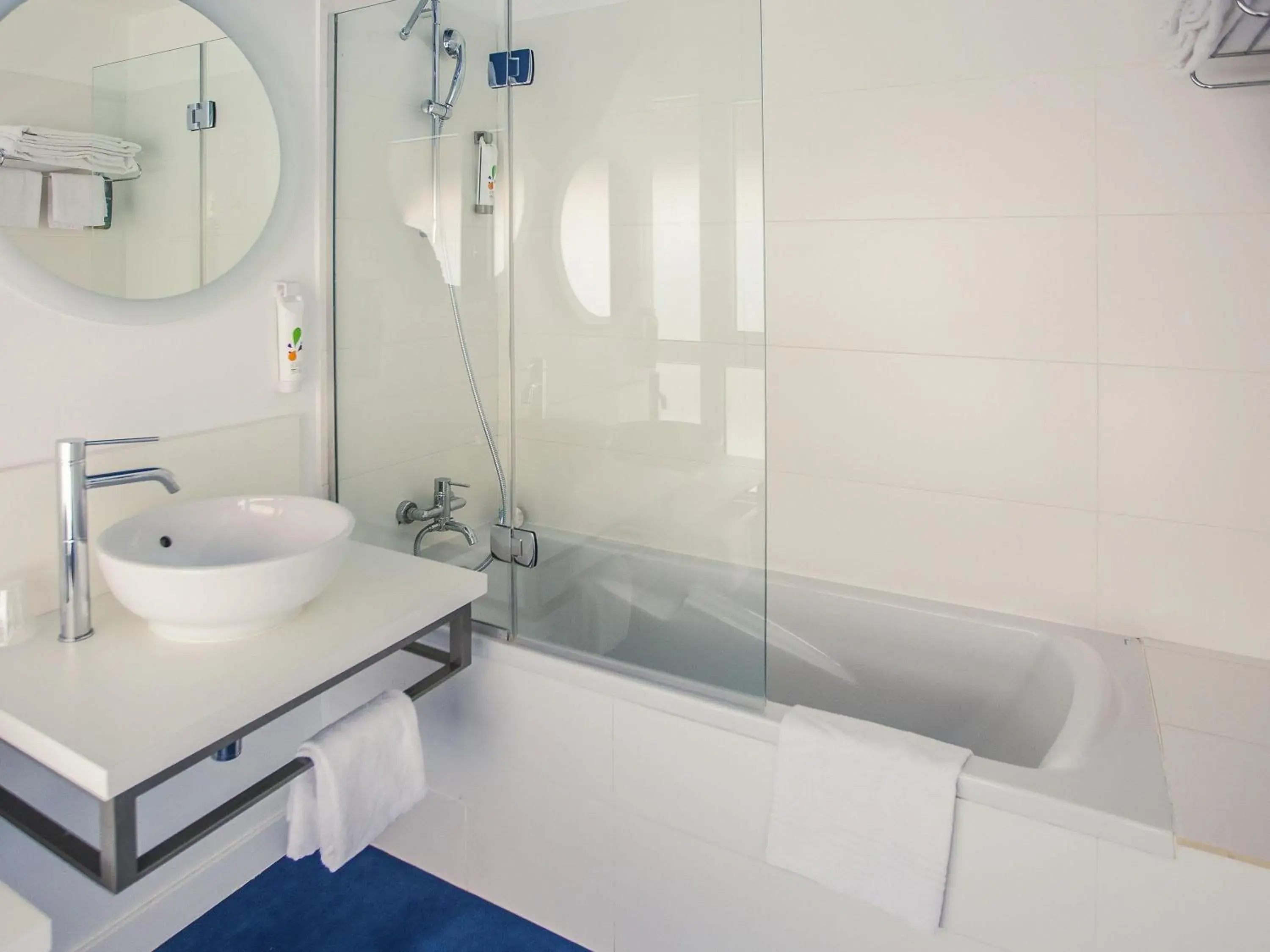 Bedroom in ibis Styles Toulon Centre Port Bedroom in ibis Styles Toulon Centre Port