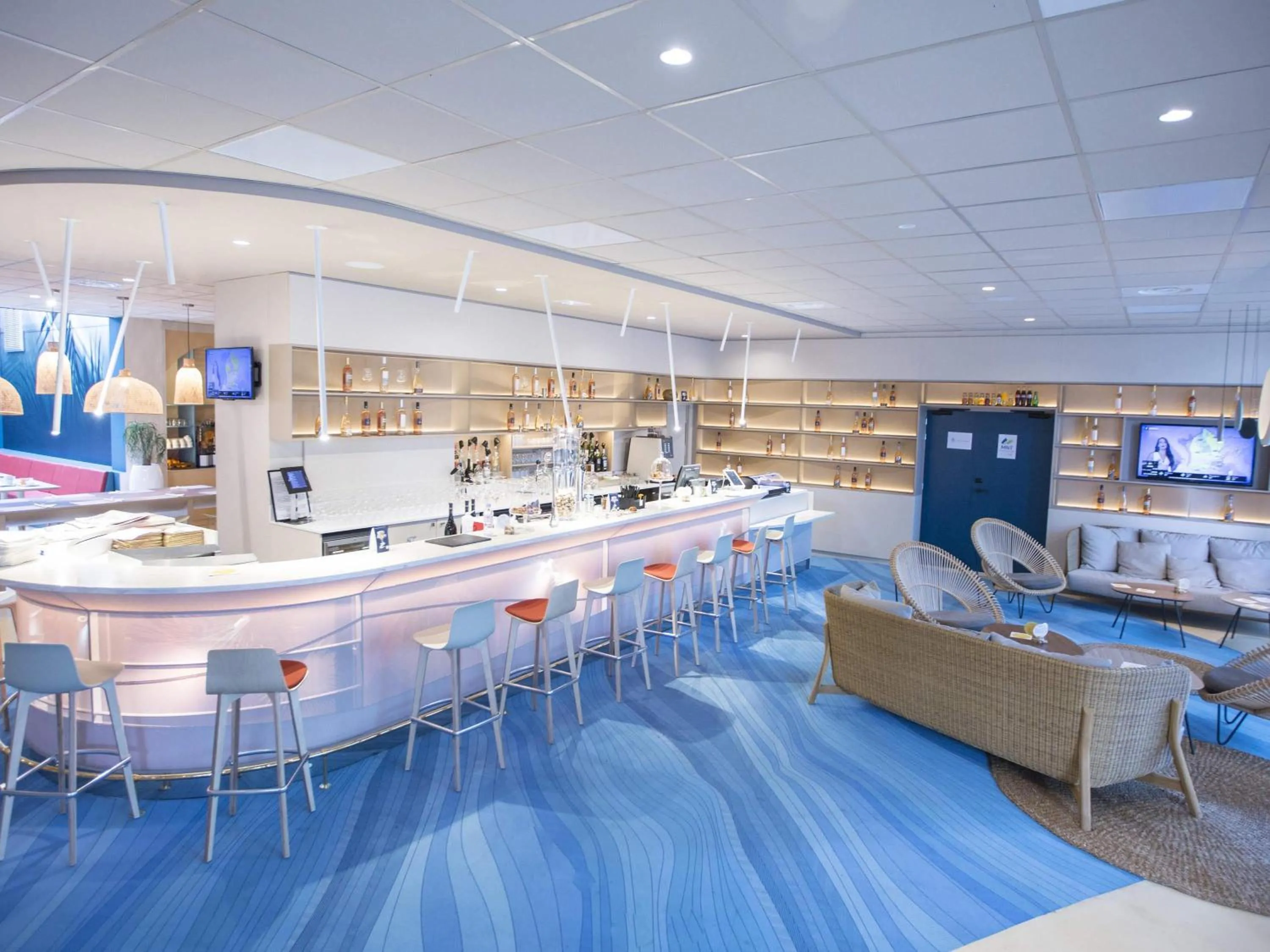 Lounge or bar in ibis Styles Toulon Centre Port