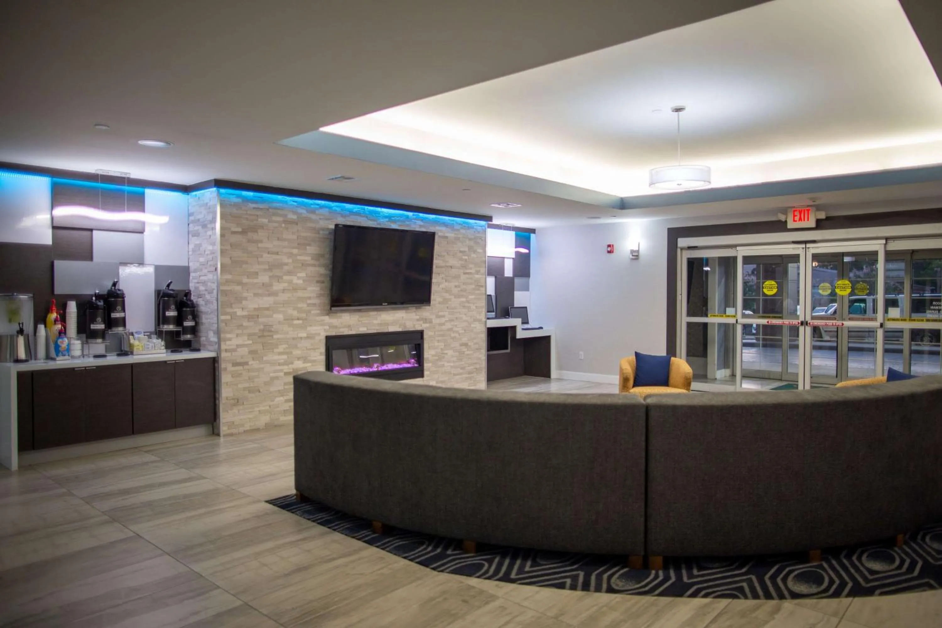 Lobby or reception in La Quinta by Wyndham Houston East at Normandy