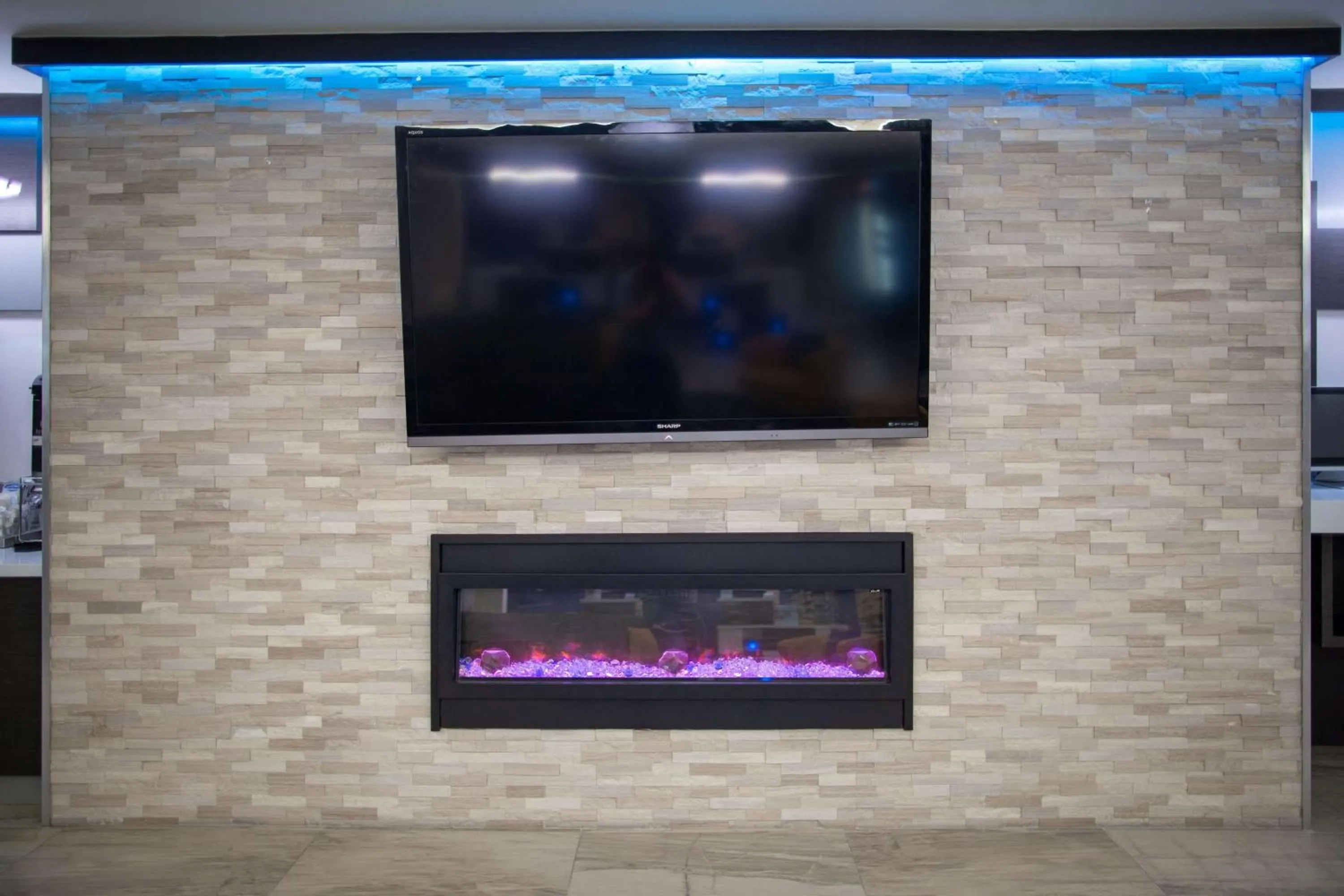 Lobby or reception in La Quinta by Wyndham Houston East at Normandy