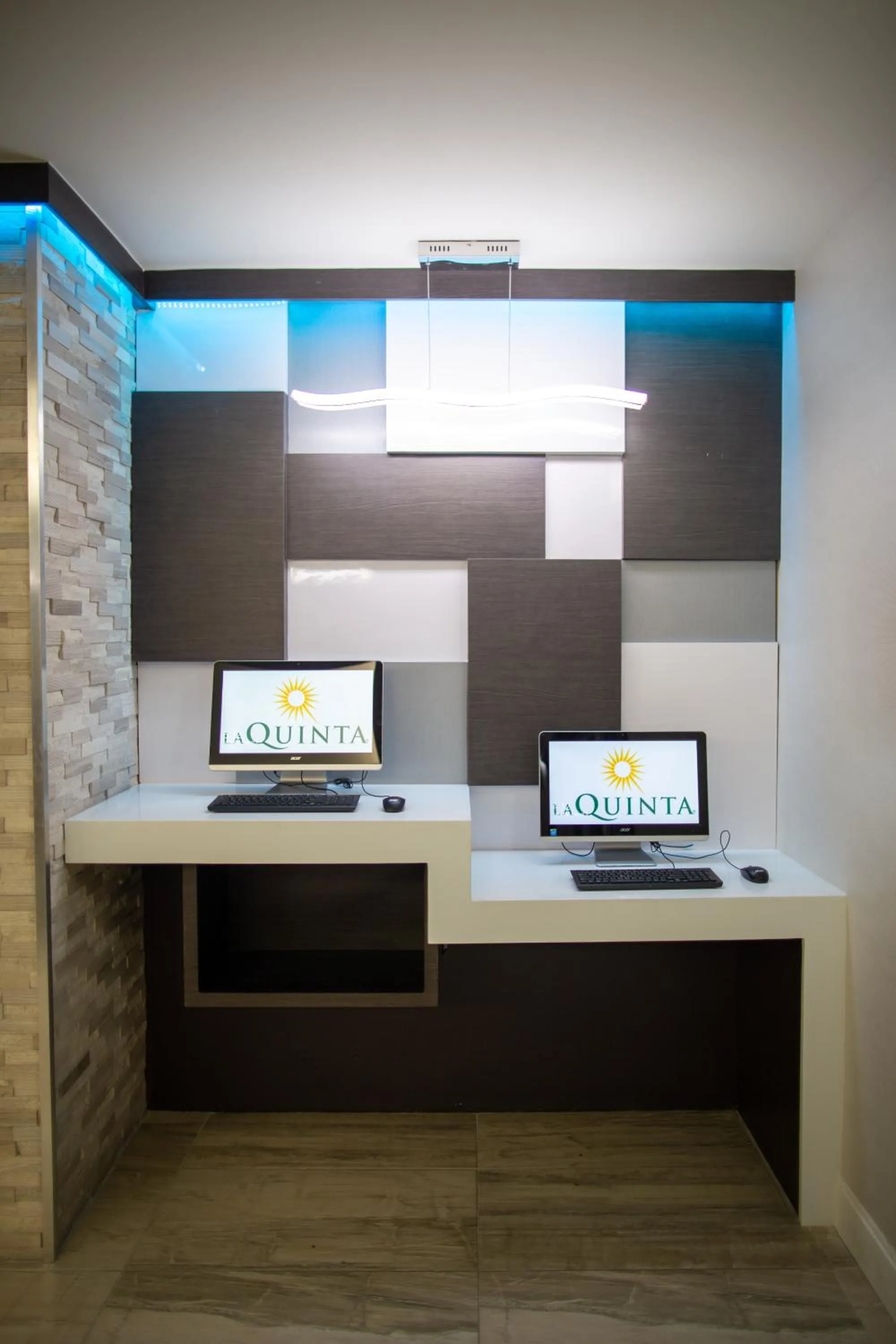 Business facilities in La Quinta by Wyndham Houston East at Normandy