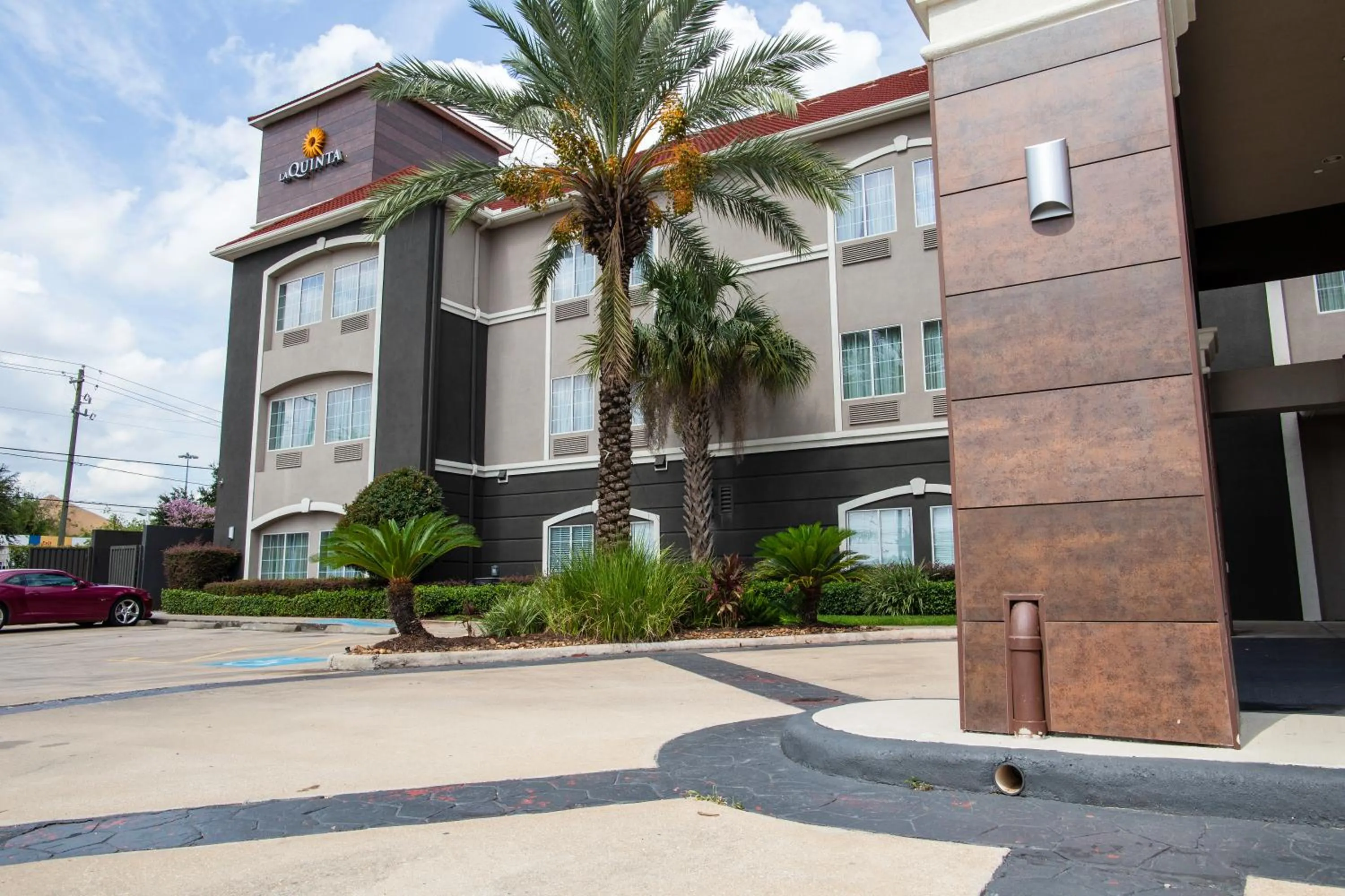 Property building in La Quinta by Wyndham Houston East at Normandy