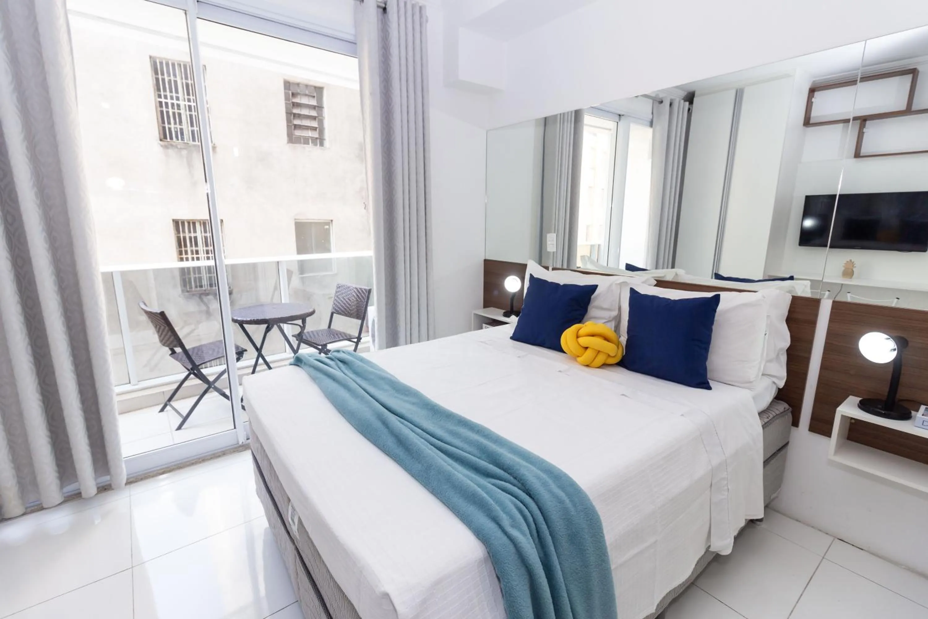 Photo of the whole room, Bed in 360 Luz